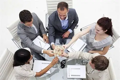 ¡Atención! Brindar con alcohol en el trabajo justifica despido. Foto: ANDINA/archivo.