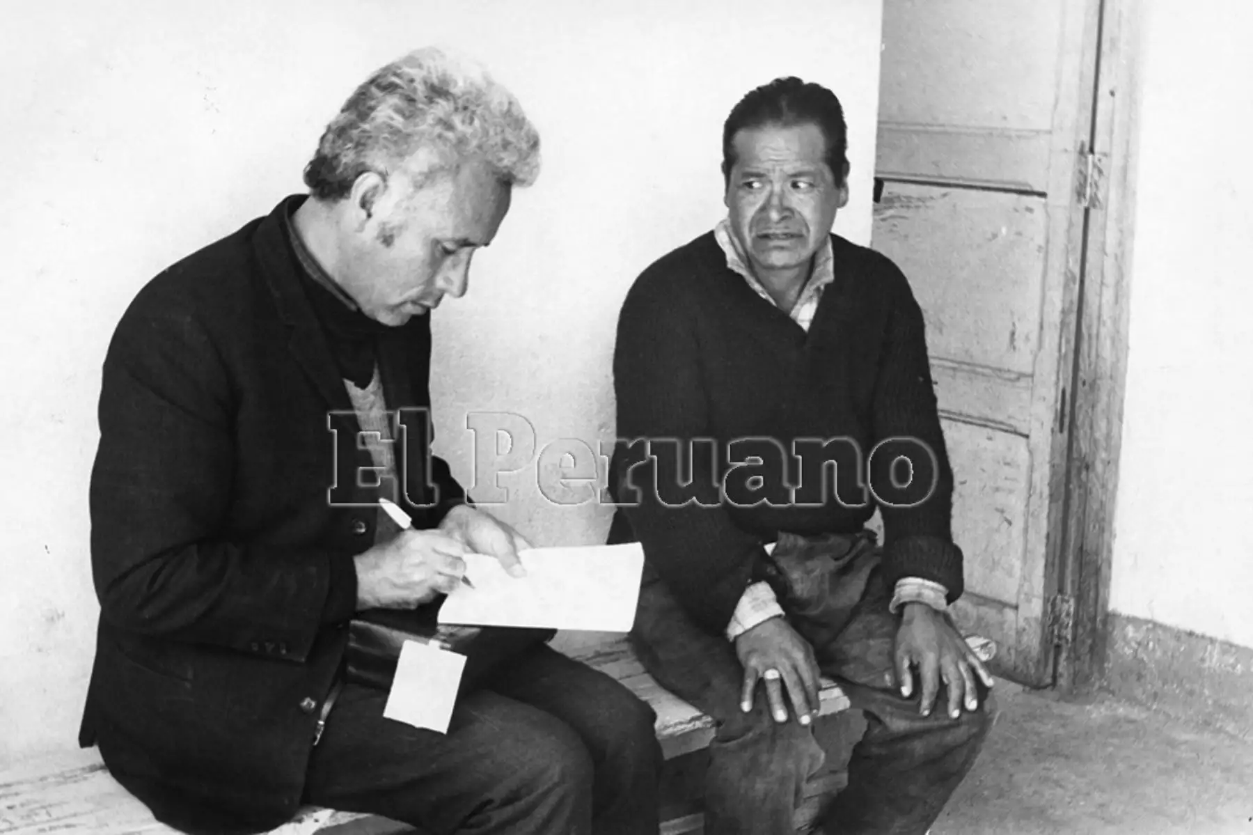 Huancavelica - 4 marzo 1975 / Humberto Castillo Anselmi, periodista de La Crónica, entrevista a un comunero de la localidad de Huayanay. Foto: Archivo Histórico de EL PERUANO / Rolando Angeles