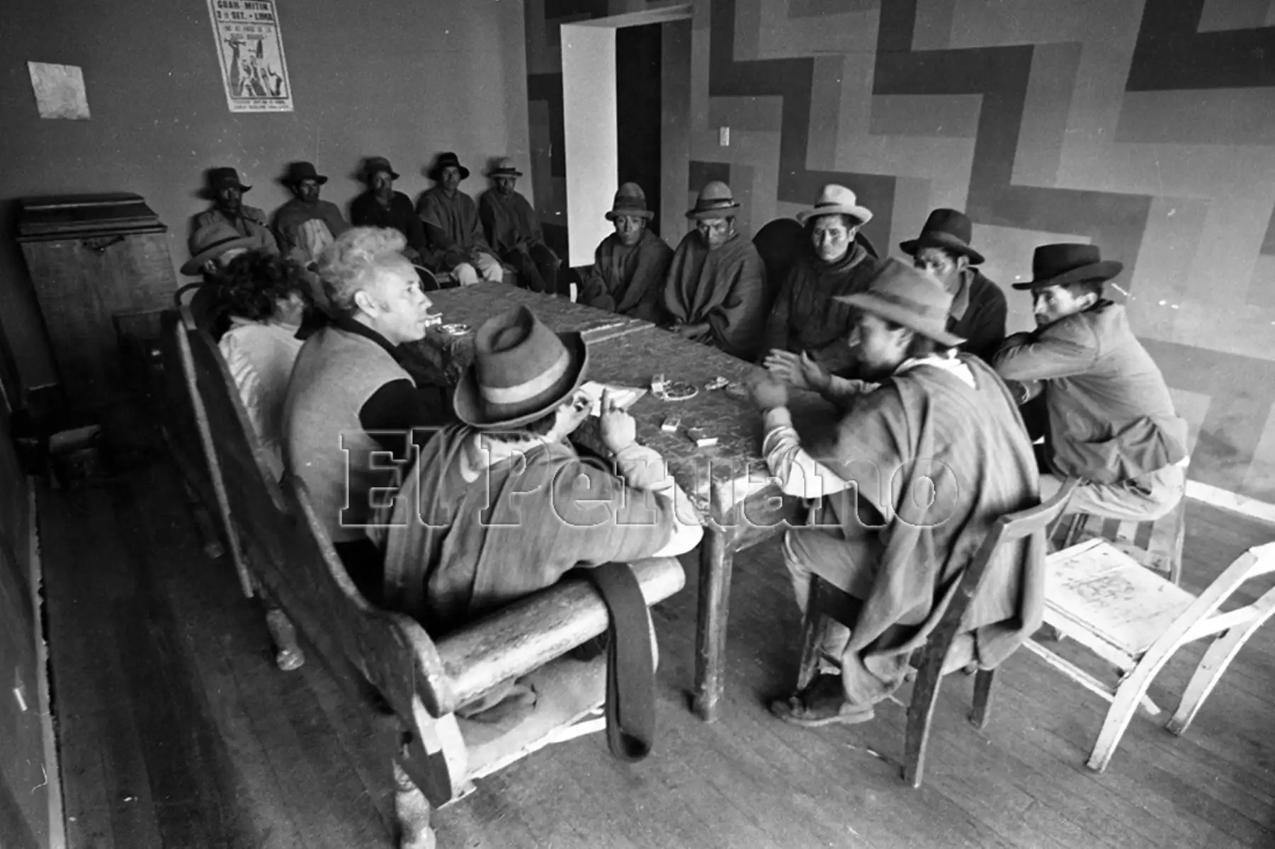 Andahuaylas- 20 setiembre 1974 / El periodista Humberto Castillo Anselmi con campesinos de la hacienda "La Laguna" cubriendo un conflicto social. Foto: Archivo Histórico de EL PERUANO / René Pinedo