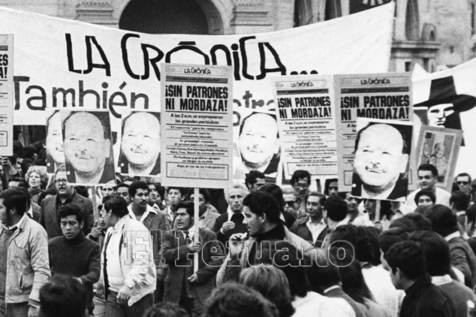 Lima - 7 junio de 1975 / El periodista Humberto Castillo Anselmi (al centro) y otros periodistas de La Crónica en una manifestación por el Día de la Bandera. Foto: Archivo Histórico de EL PERUANO