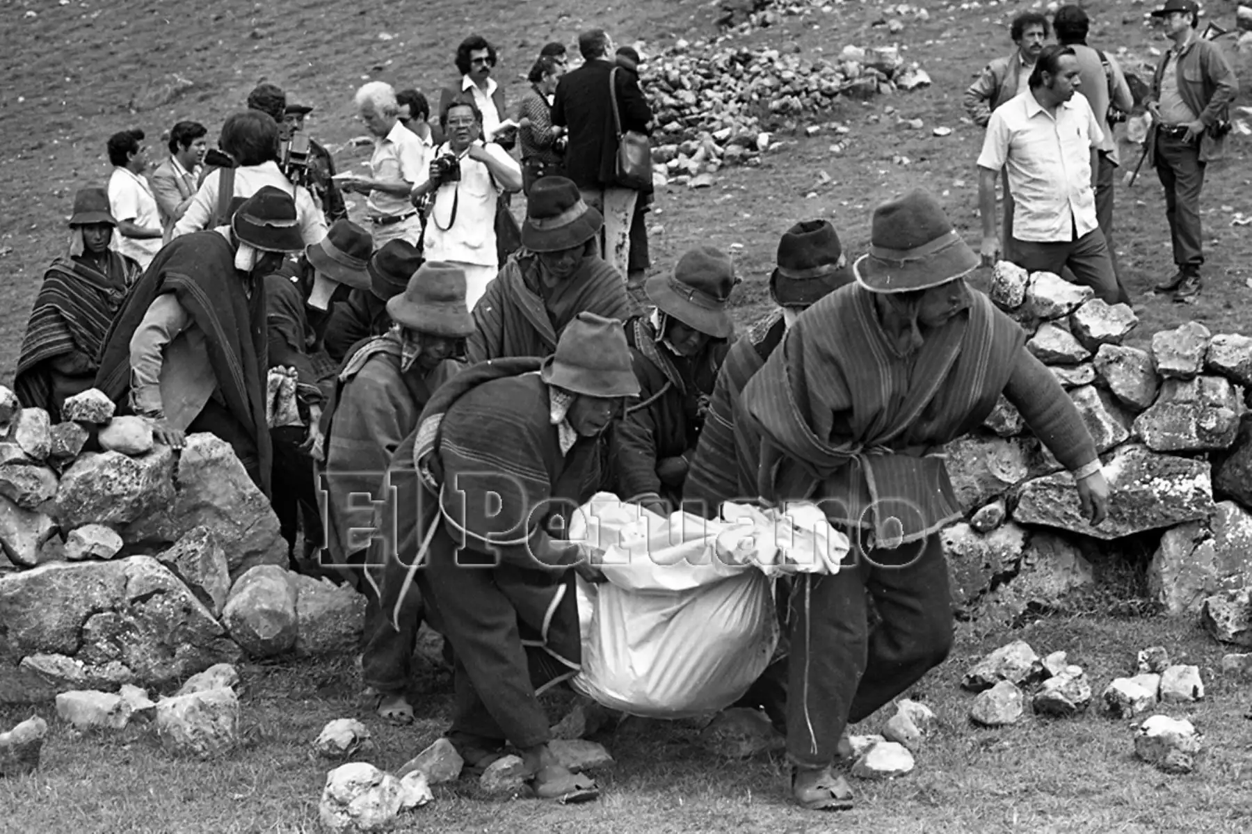 Ayacucho - 30 enero 1983 / El periodista Humberto Castillo Anselmi y el fotógrafo Carlos "Chino" Domínguez cubriendo la exhumación y traslado de los restos de los ocho periodistas asesinados en la comunidad de Uchuraccay. Foto: Archivo Histórico de EL PERUANO / Virgilio Molero