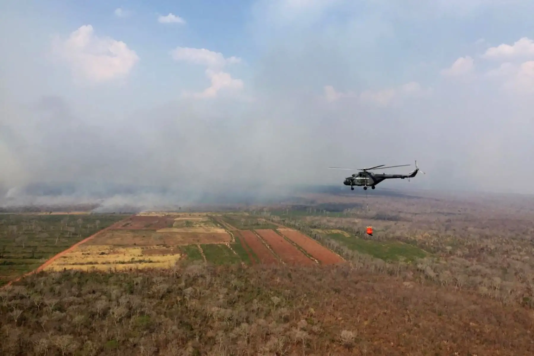 Perú envió a Bolivia helicópteros de la FAP para apoyar la lucha contra incendios forestales.Foto: ANDINA/Mindef