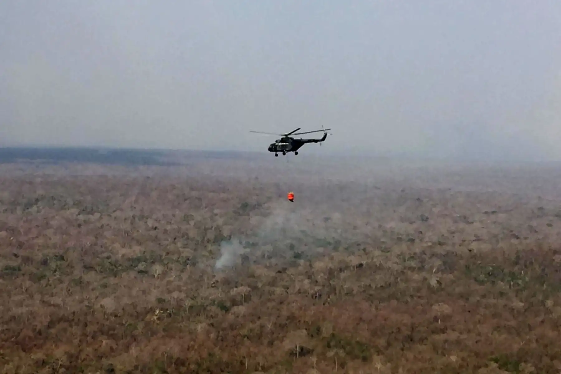 Perú envió a Bolivia helicópteros de la FAP para apoyar la lucha contra incendios forestales.Foto: ANDINA/Mindef