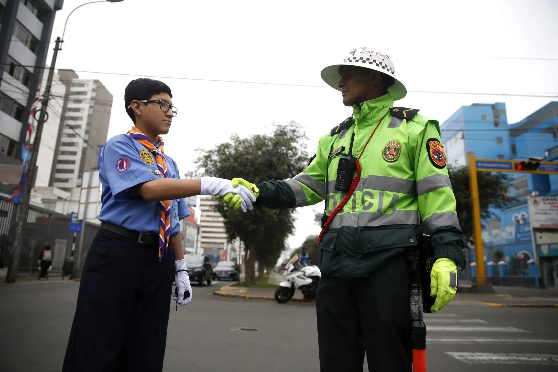 El Movimiento Scout realiza la dirección de tránsito en las principales calles y avenidas de Lima, así como también del Callao. Esto en homenaje a la patrona de la PNP Santa Rosa de Lima.Foto: ANDINA/Renato Pajuelo