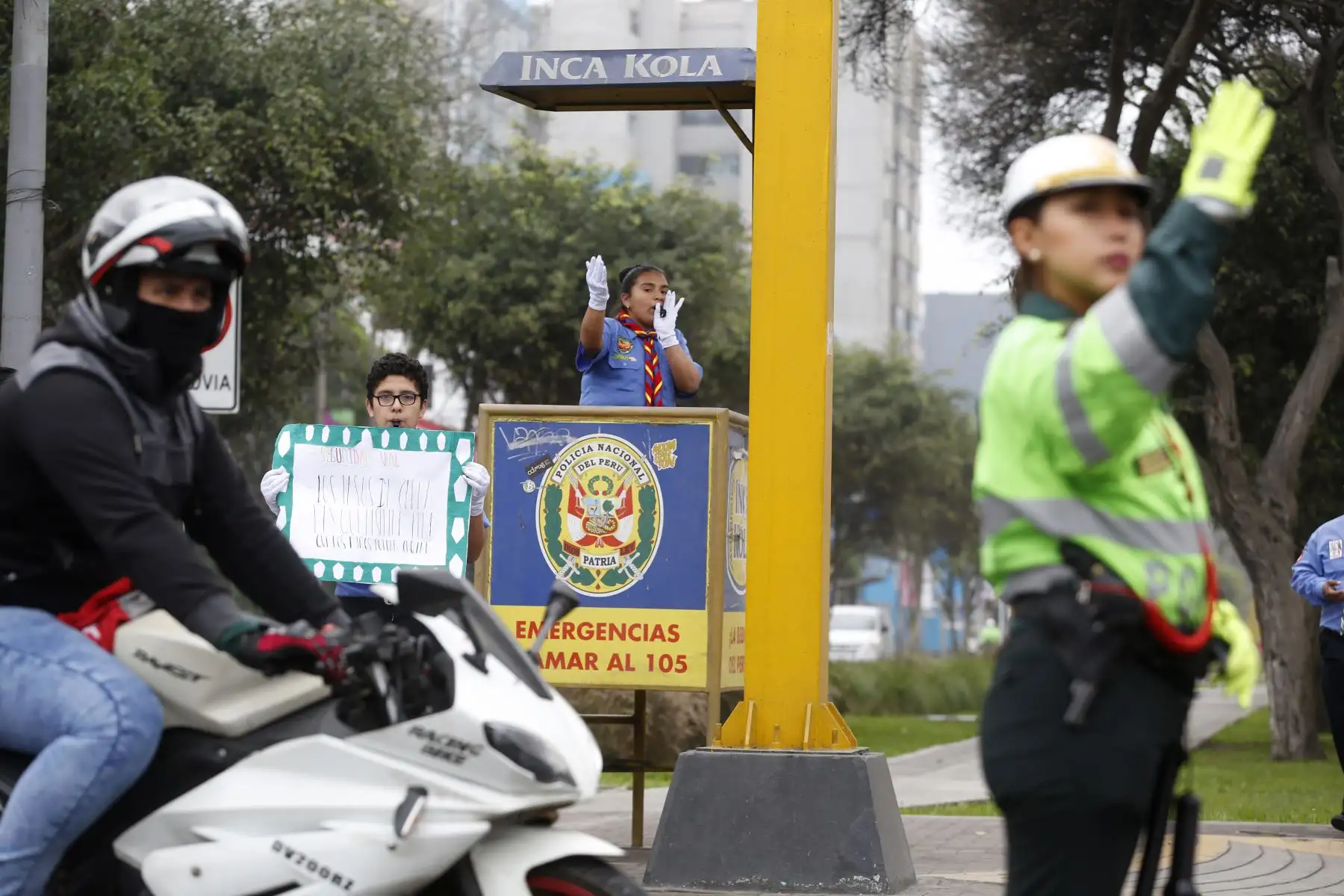 El Movimiento Scout realiza la dirección de tránsito en las principales calles y avenidas de Lima, así como también del Callao. Esto en homenaje a la patrona de la PNP Santa Rosa de Lima.Foto: ANDINA/Renato Pajuelo