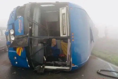 La Sutran confirmó que el bus de transporte siniestrado pertenece a la empresa de transporte Turismo Paramonga S.A., con placa de rodaje B5C 965. Foto: Sutran