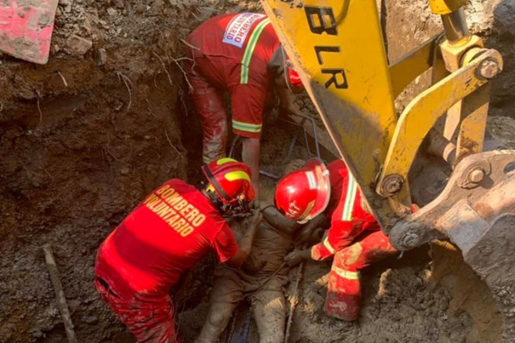Bomberos recuperan cuerpo de obrero que murió sepultado cuando excavaba un pozo en Satipo, Junín.