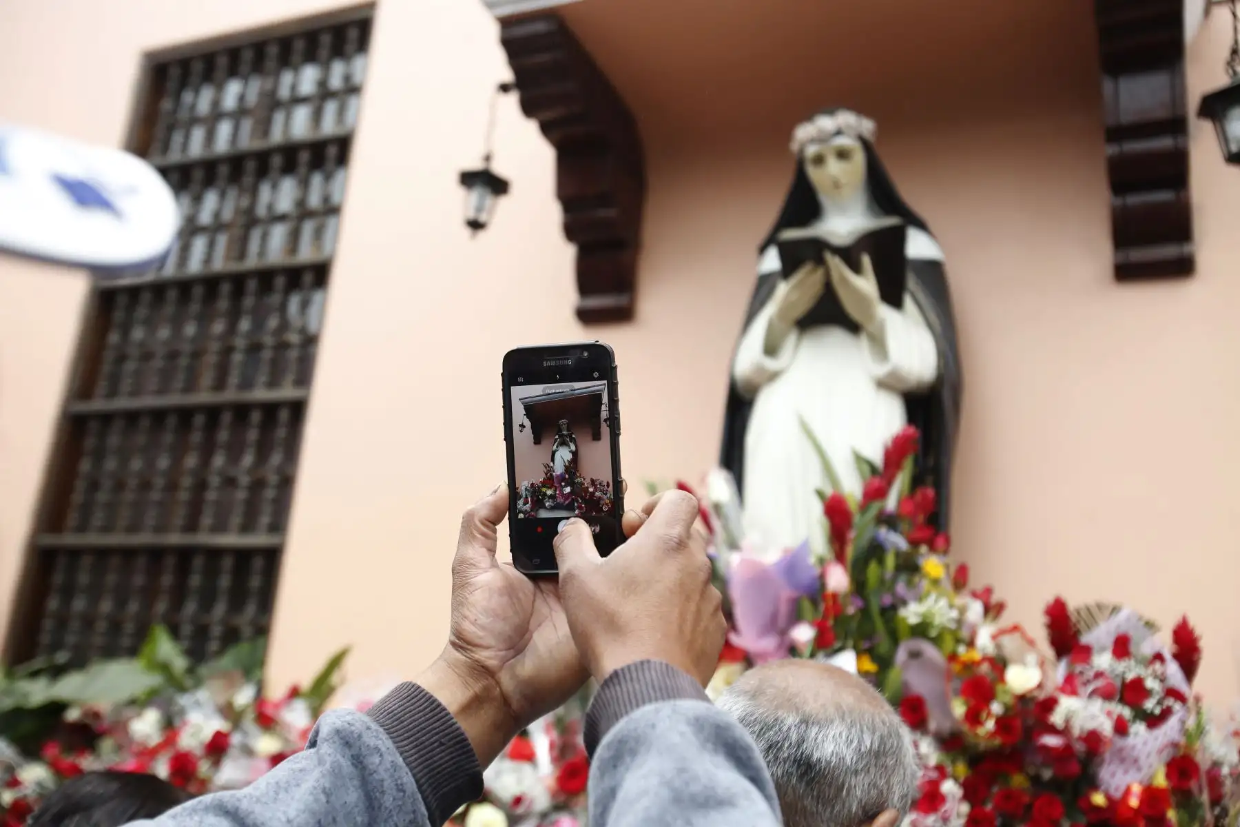 Miles de fieles dejan sus cartas y rezos en santuario de Santa Rosa de Lima, en Centro de Lima. Foto: ANDINA/Renato Pajuelo
