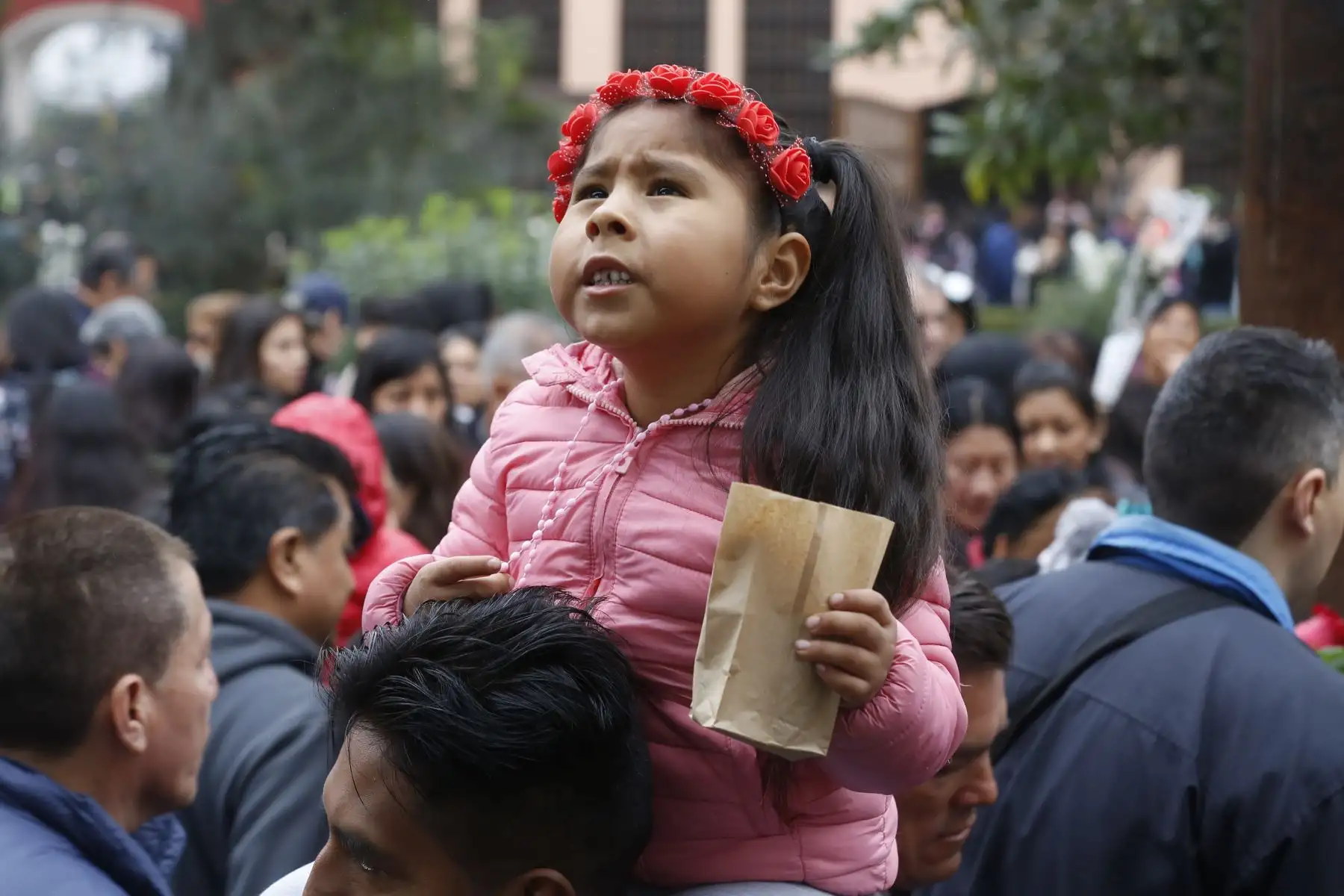 Miles de fieles dejan sus cartas y rezos en santuario de Santa Rosa de Lima, en Centro de Lima. Foto: ANDINA/Renato Pajuelo