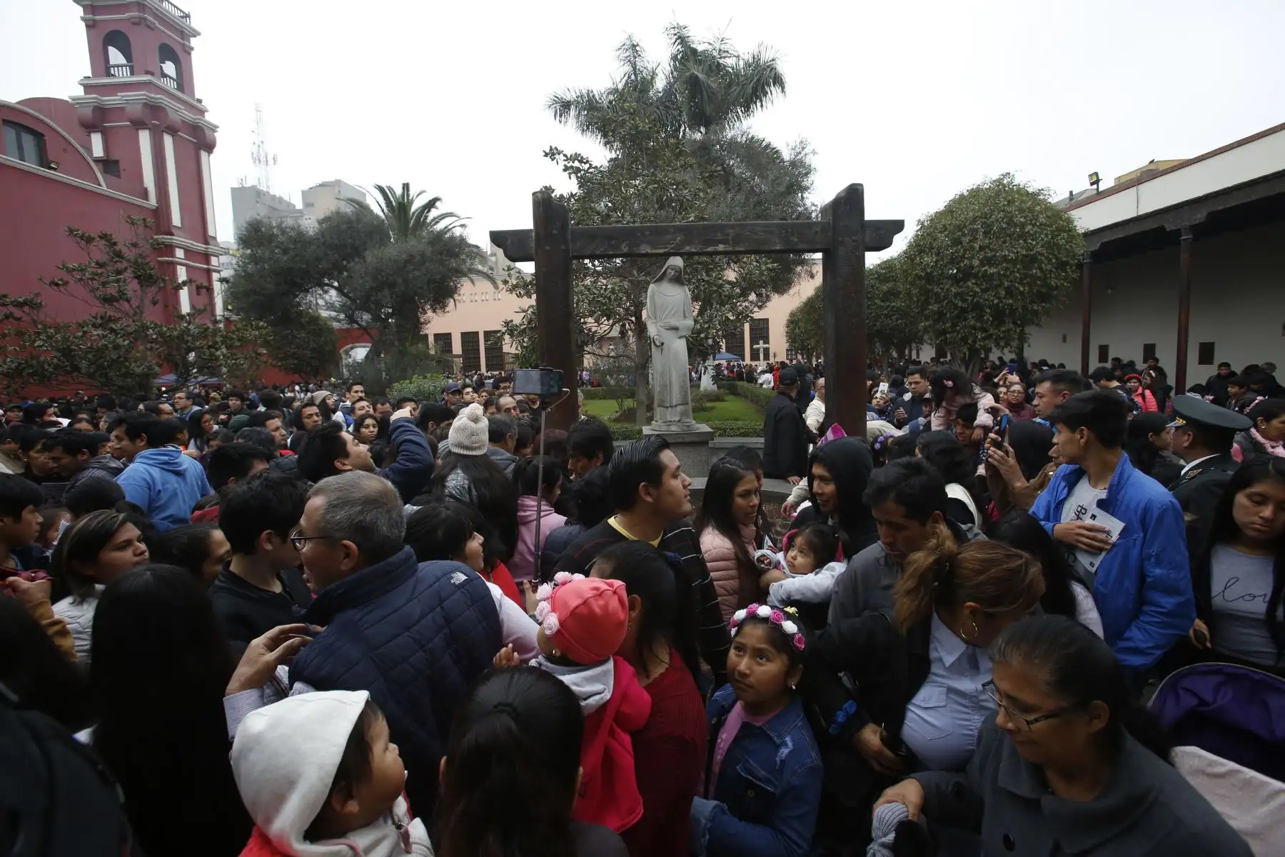 Miles de fieles dejan sus cartas y rezos en santuario de Santa Rosa de Lima, en Centro de Lima. Foto: ANDINA/Renato Pajuelo