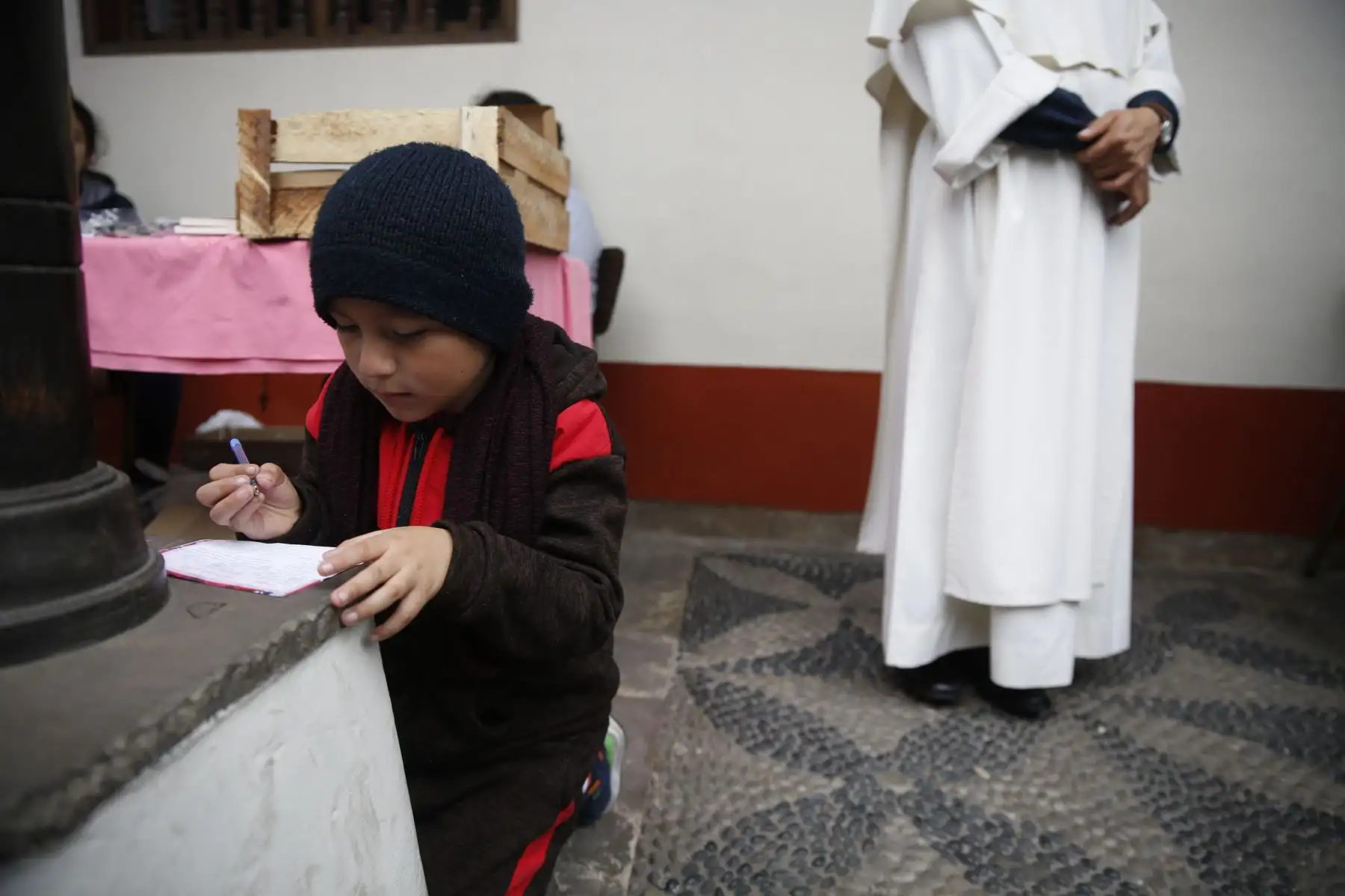 Miles de fieles dejan sus cartas y rezos en santuario de Santa Rosa de Lima, en Centro de Lima. Foto: ANDINA/Renato Pajuelo
