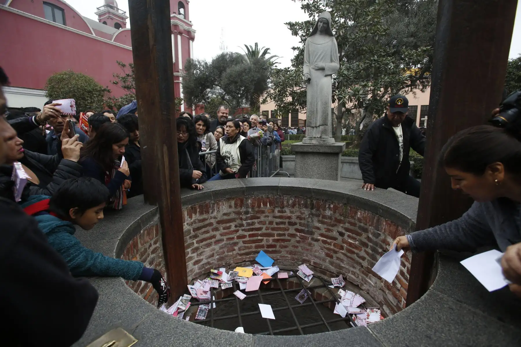 Miles de fieles dejan sus cartas y rezos en santuario de Santa Rosa de Lima, en Centro de Lima. Foto: ANDINA/Renato Pajuelo