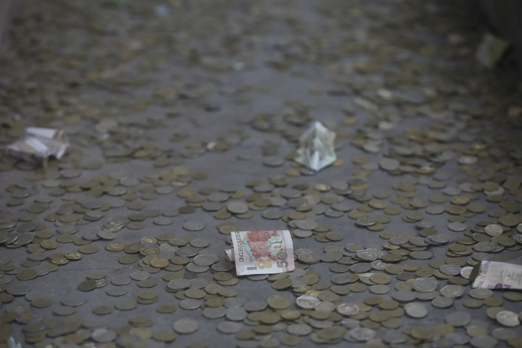 Miles de fieles dejan sus cartas y rezos en santuario de Santa Rosa de Lima, en Centro de Lima. Foto: ANDINA/Renato Pajuelo