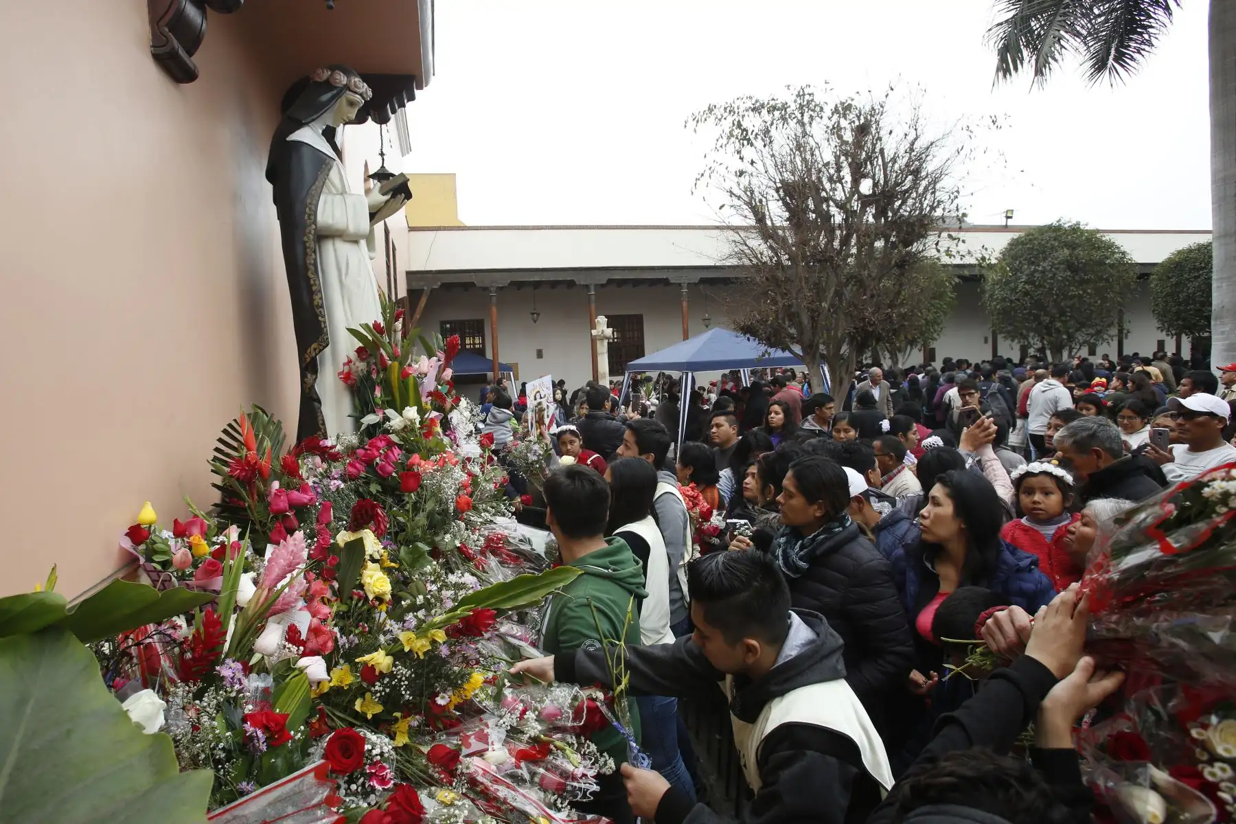Miles de fieles dejan sus cartas y rezos en santuario de Santa Rosa de Lima, en Centro de Lima. Foto: ANDINA/Renato Pajuelo