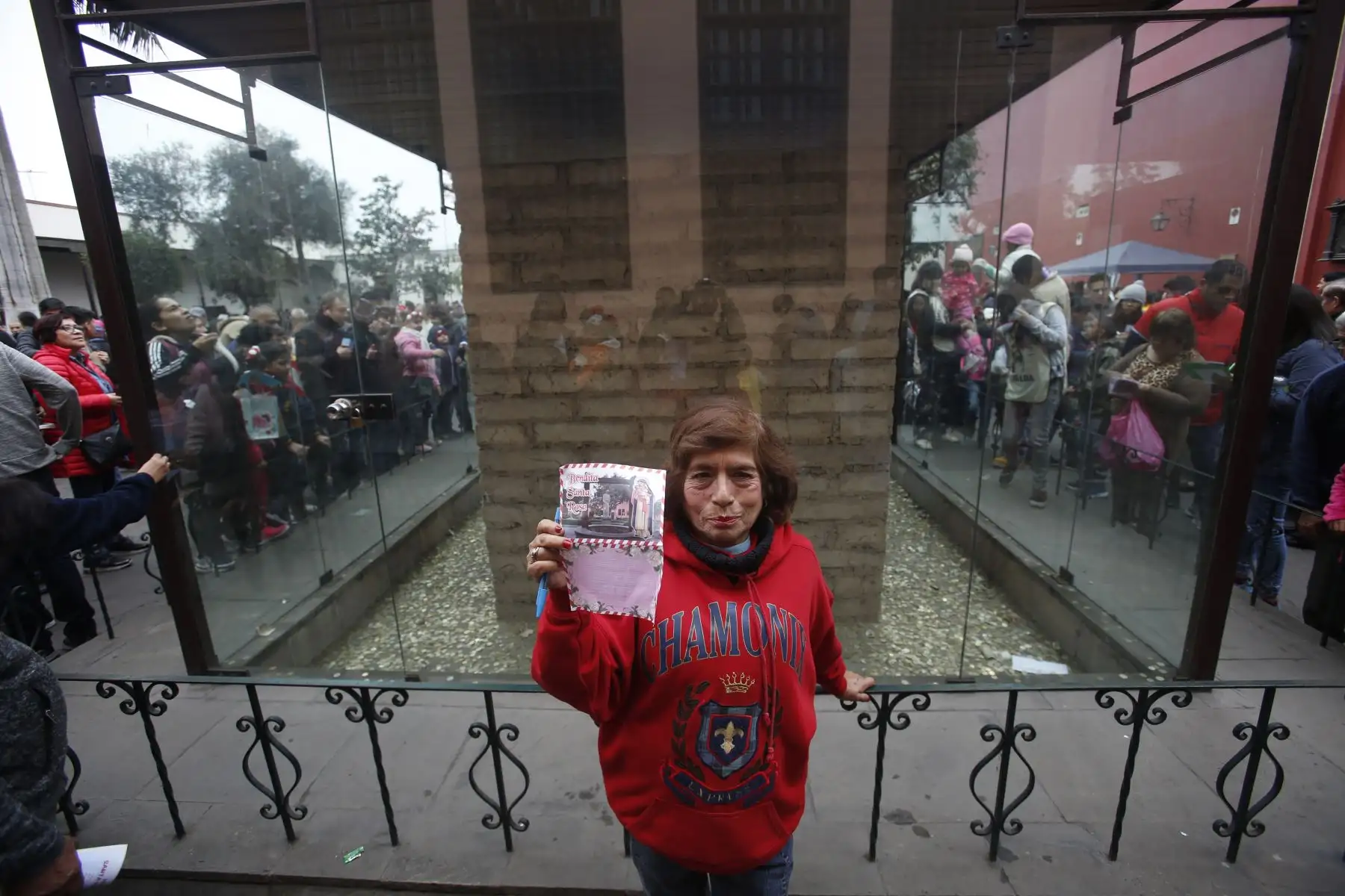 Miles de fieles dejan sus cartas y rezos en santuario de Santa Rosa de Lima, en Centro de Lima. Foto: ANDINA/Renato Pajuelo
