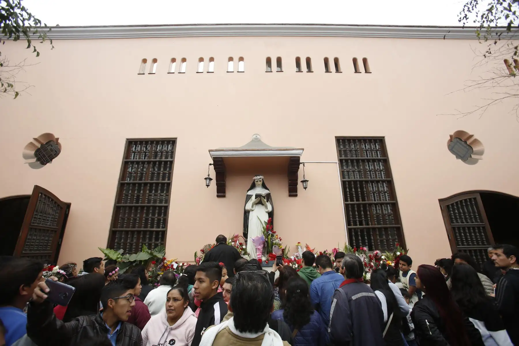Miles de fieles dejan sus cartas y rezos en santuario de Santa Rosa de Lima, en Centro de Lima. Foto: ANDINA/Renato Pajuelo