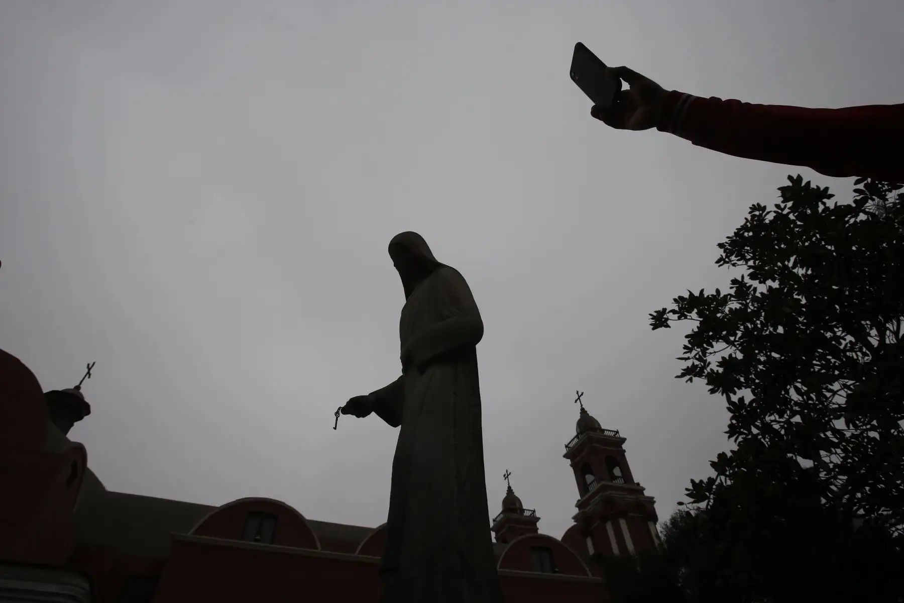 Miles de fieles dejan sus cartas y rezos en santuario de Santa Rosa de Lima, en Centro de Lima. Foto: ANDINA/Renato Pajuelo