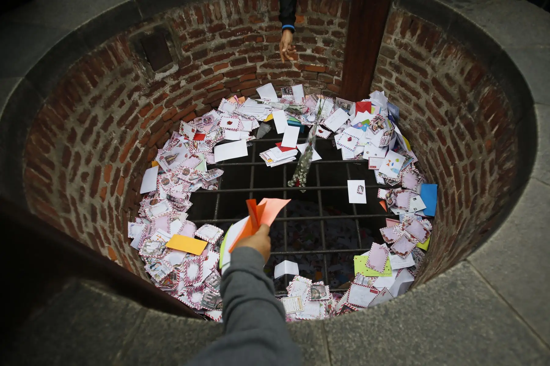 Miles de fieles dejan sus cartas y rezos en santuario de Santa Rosa de Lima, en Centro de Lima. Foto: ANDINA/Renato Pajuelo