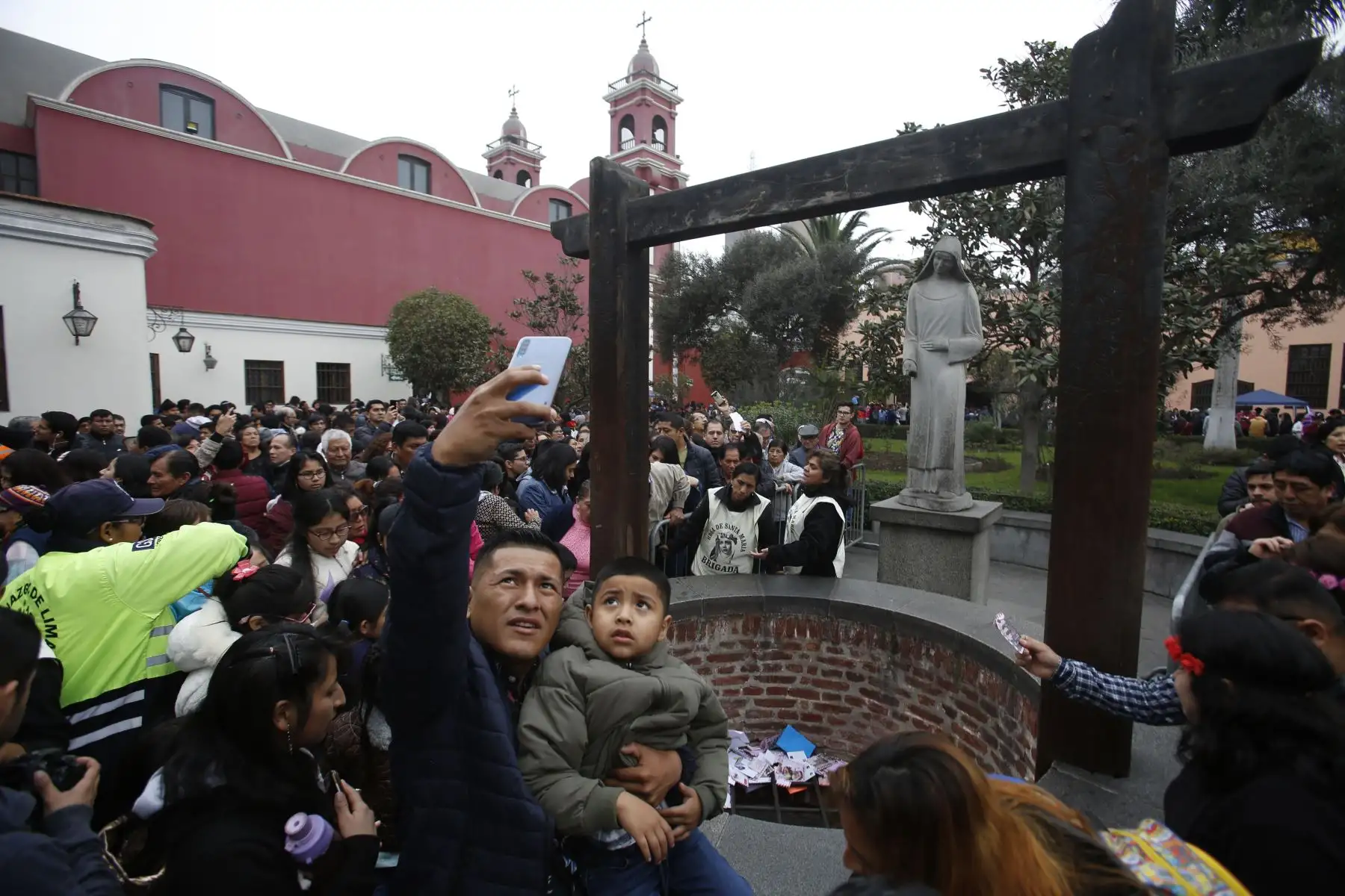 Miles de fieles dejan sus cartas y rezos en santuario de Santa Rosa de Lima, en Centro de Lima. Foto: ANDINA/Renato Pajuelo