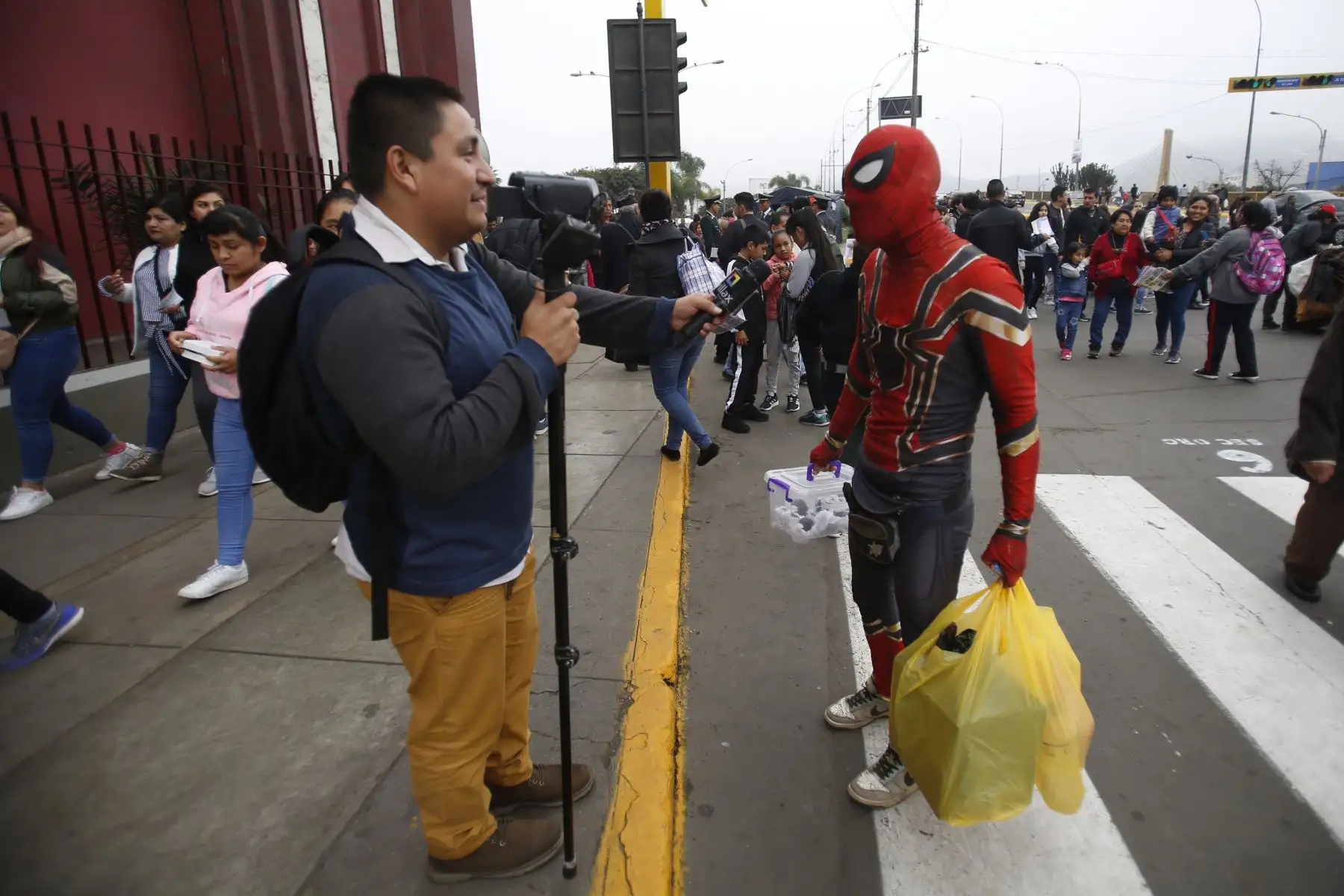 Miles de fieles dejan sus cartas y rezos en santuario de Santa Rosa de Lima, en Centro de Lima. Foto: ANDINA/Renato Pajuelo