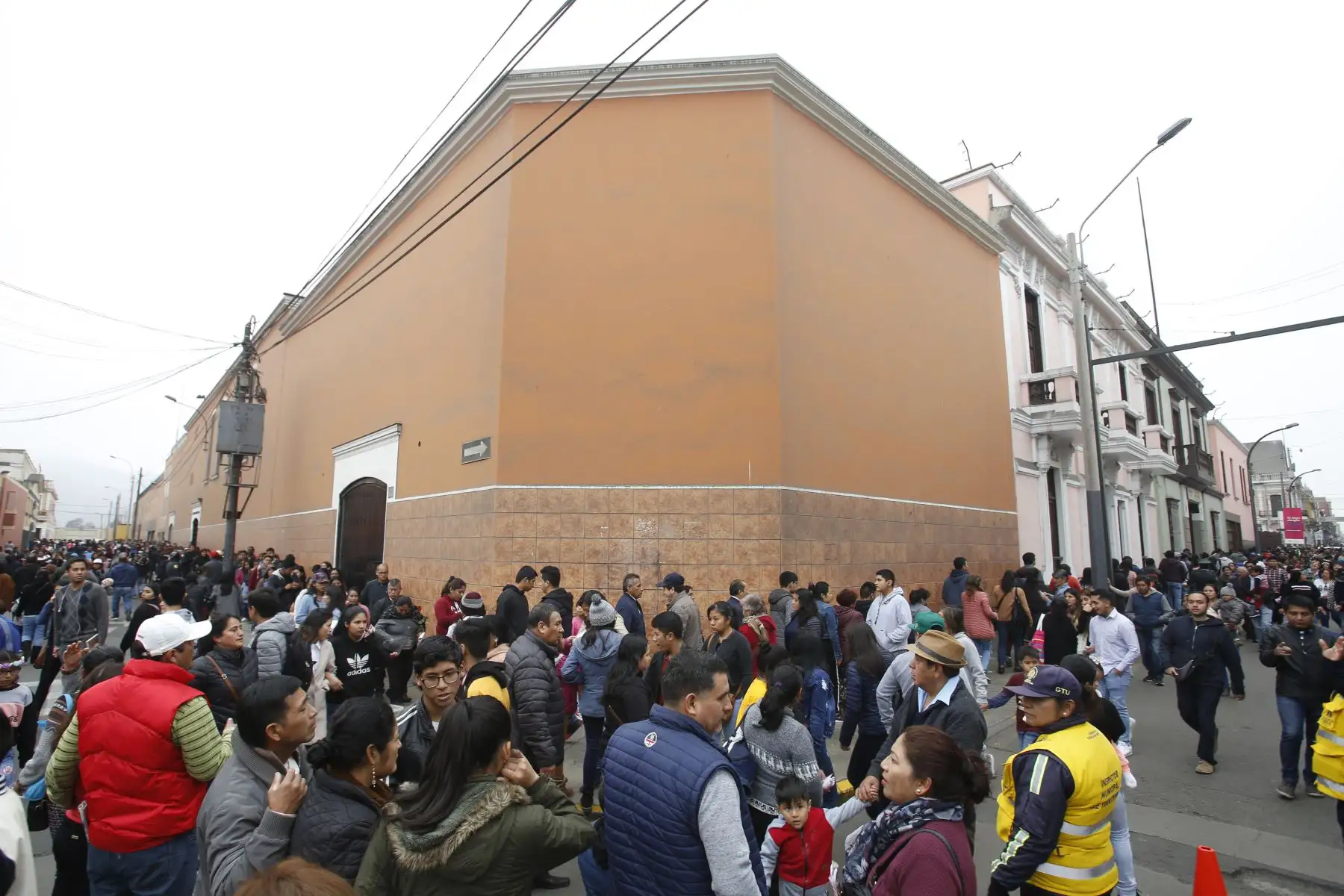 Miles de fieles dejan sus cartas y rezos en santuario de Santa Rosa de Lima, en Centro de Lima. Foto: ANDINA/Renato Pajuelo