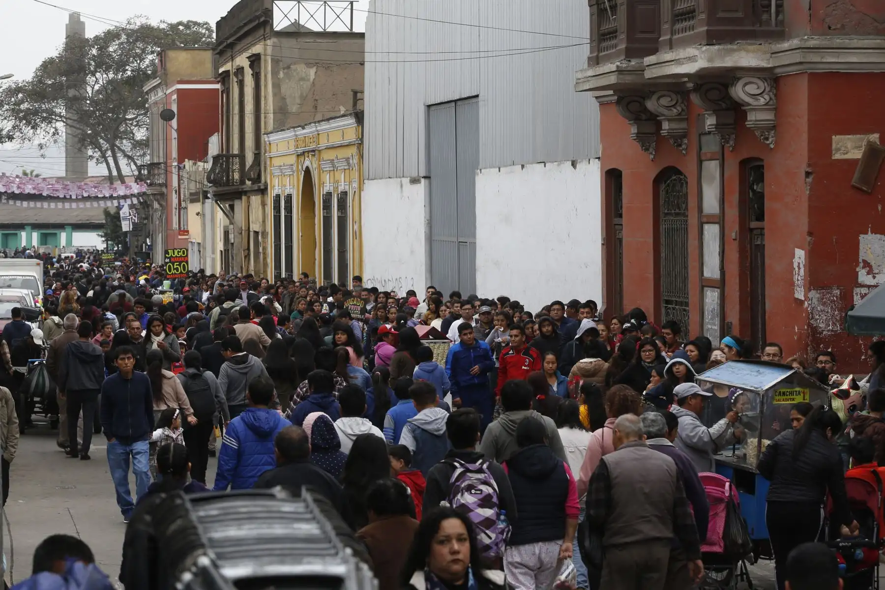 Miles de fieles dejan sus cartas y rezos en santuario de Santa Rosa de Lima, en Centro de Lima. Foto: ANDINA/Renato Pajuelo