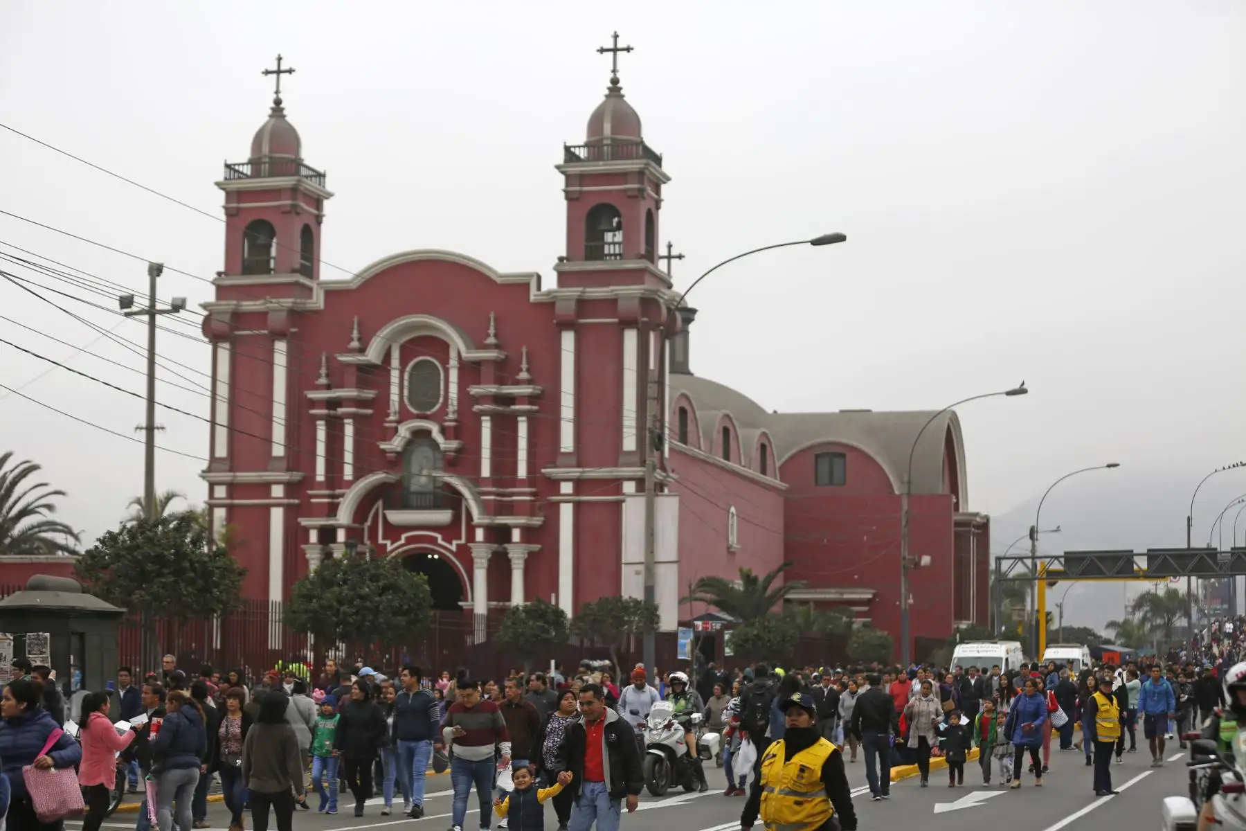 Devotos acompañan en procesión y misa en homenaje a Santa Rosa de Lima. Foto: ANDINA/Renato Pajuelo