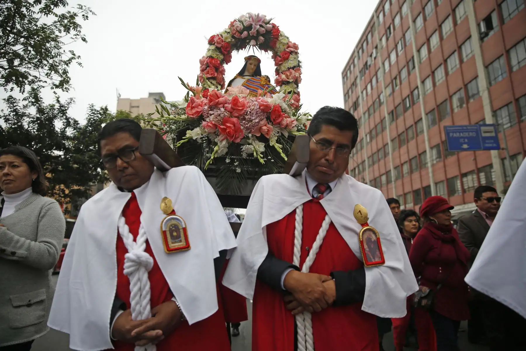 Devotos acompañan en procesión y misa en homenaje a Santa Rosa de Lima. Foto: ANDINA/Renato Pajuelo