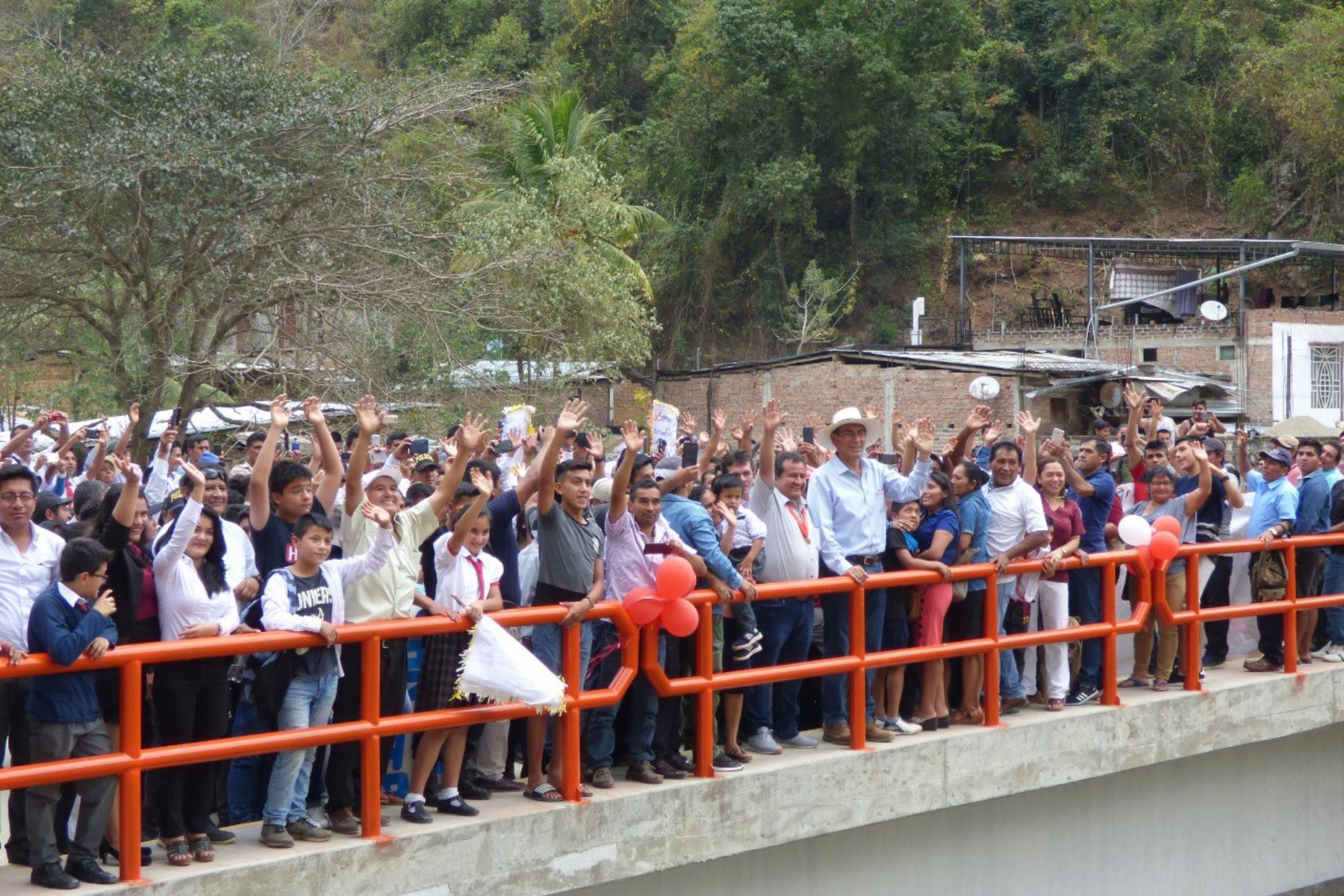 Presidente Martín Vizcarra inaugura el puente Cochalán, que colapsó por la crecida del río Paramillo como consecuencia del Fenómeno de El Niño Costero.