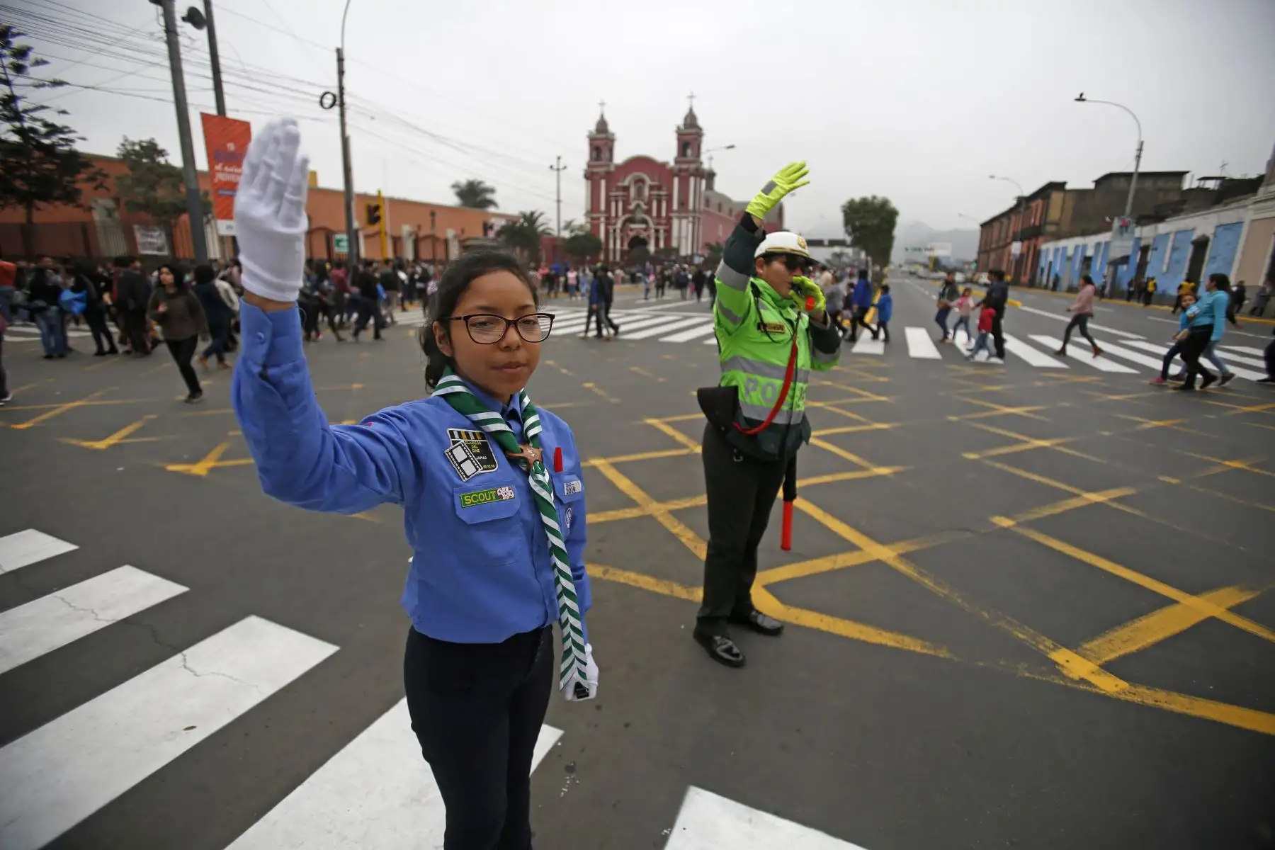 El Movimiento Scout realiza la dirección de tránsito en las principales calles y avenidas de Lima, así como también del Callao. Esto en homenaje a la patrona de la PNP Santa Rosa de Lima. Foto: ANDINA/Renato Pajuelo