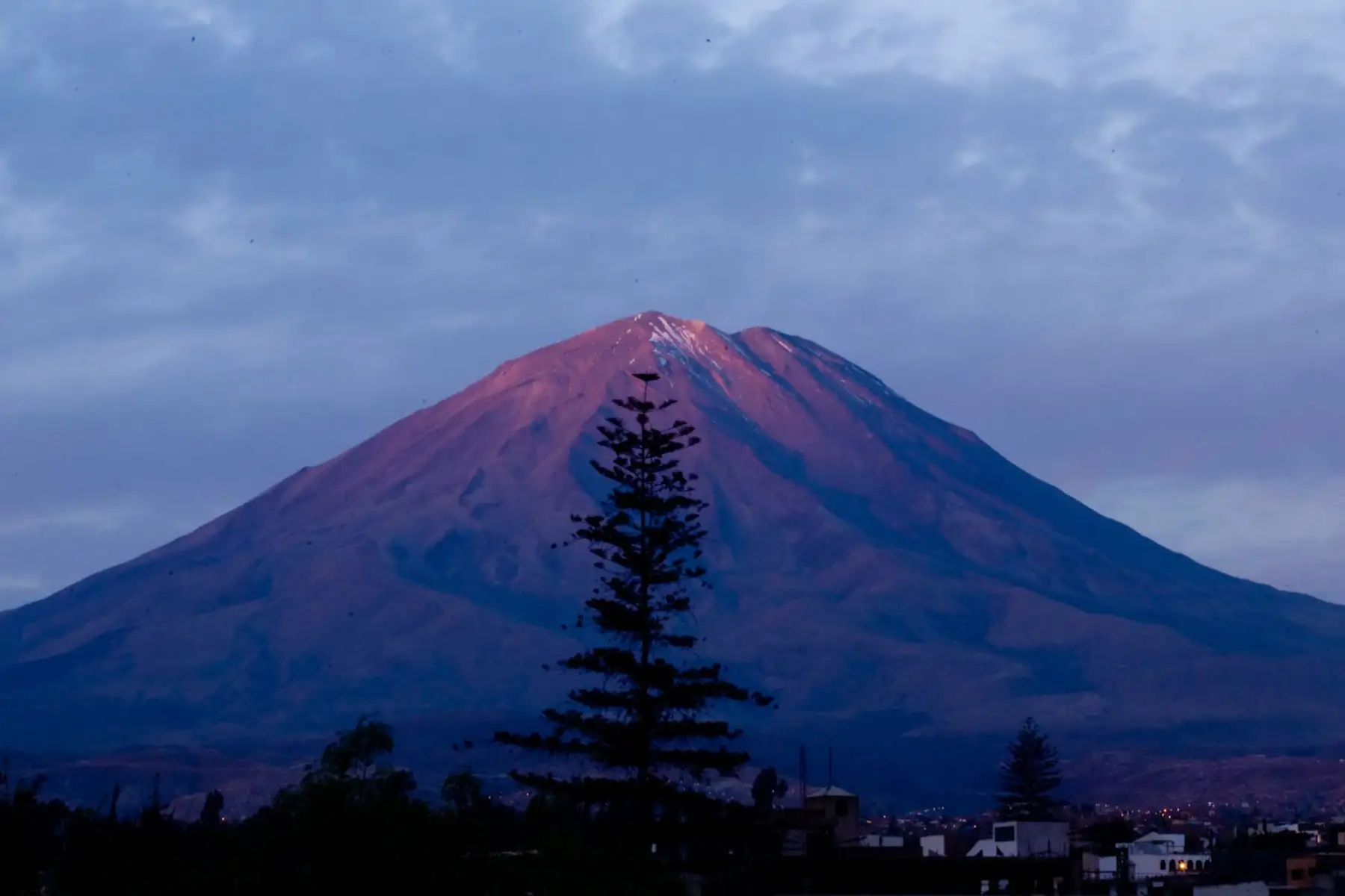 Esta mañana se registró un derrumbe en el flanco sur del volcán Misti, región Arequipa, informó el Ingemmet. Foto: ANDINA/Difusión