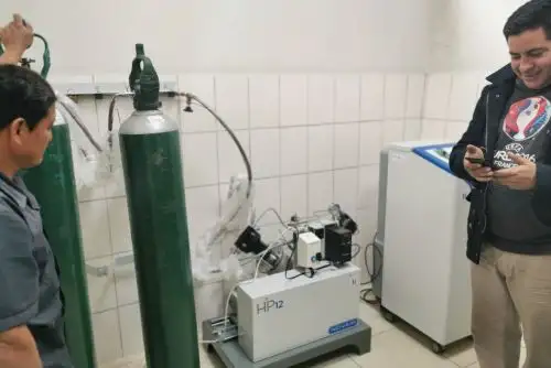 Treinta de estos equipos de recarga inmediata de oxígeno medicinal serán distribuidos a igual número de establecimientos de salud de cinco regiones, informó el Mina.