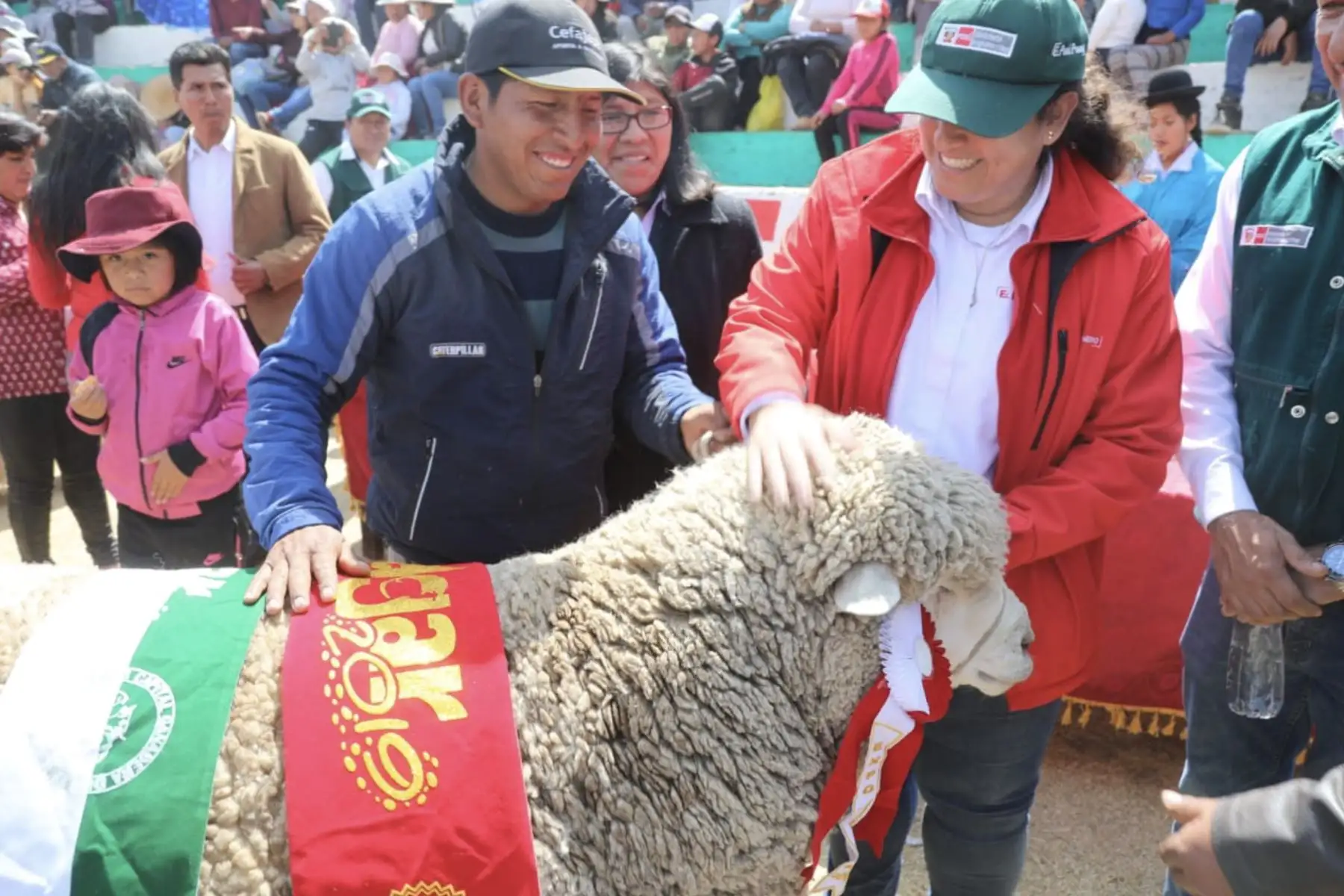 Ministra de Agricultura, Fabiola Muñoz, en compañía de alcaldes, criadores y habitantes de la provincia Melgar en Puno , participan de la ceremonia de clausura  de la V Feria Internacional Agropecuaria y XLI Exposición Ganadera Nacional EXPO MELGAR 2019.
Foto: MINAGRI