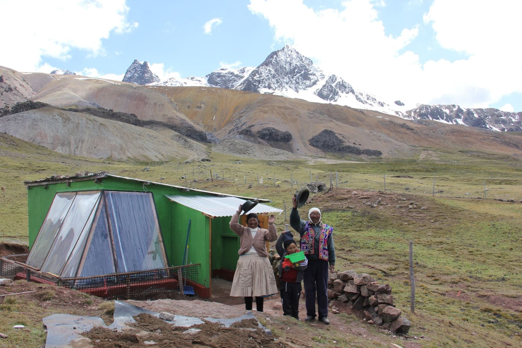 Familias altoandinas del Cusco estarán protegidas de las bajas temperaturas con las "casitas calientes" que acondiciona el proyecto Mi Abrigo del Midis.
