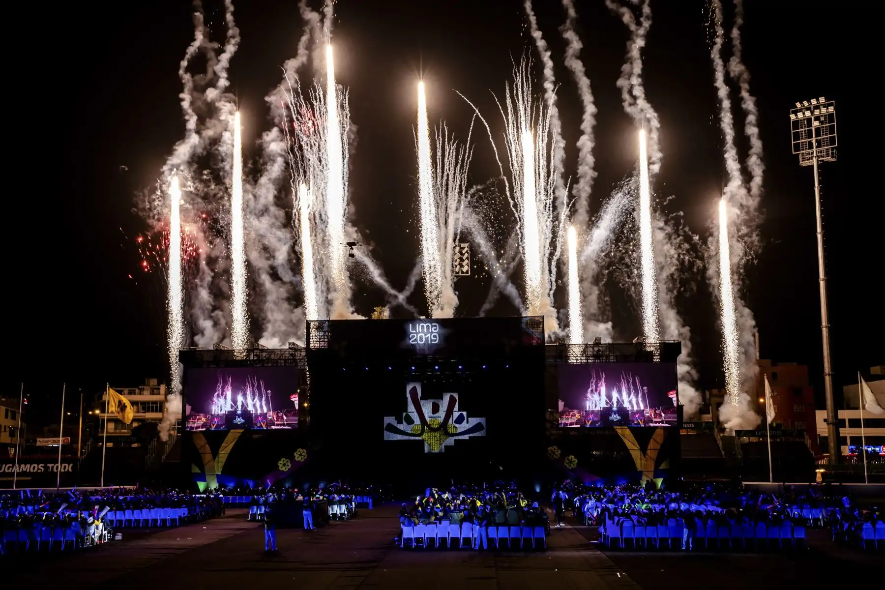 Fuegos artificiales estallaron durante la Ceremonia de Clausura de los Juegos Parapanamericanos Lima 2019 en la Villa Deportiva Nacional - VIDENA.
Foto: Lima 2019