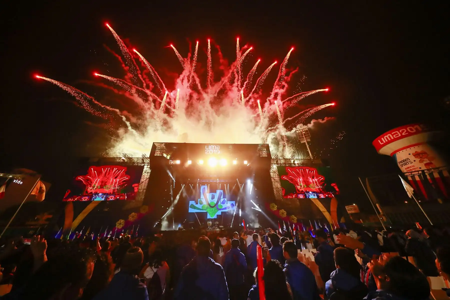 Fuegos artificiales estallaron durante la Ceremonia de Clausura de los Juegos Parapanamericanos Lima 2019 en la Villa Deportiva Nacional - VIDENA. 
Foto: Lima 2019