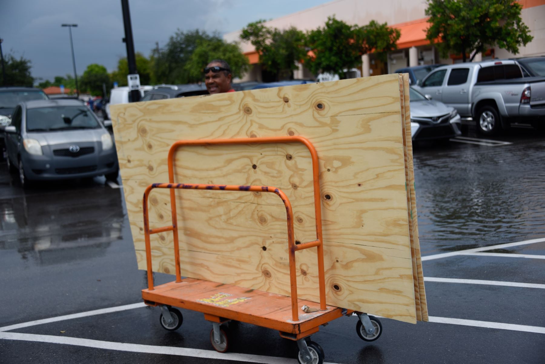 Residentes de Home Depot, se preparan para el huracán Dorian. Foto: AFP