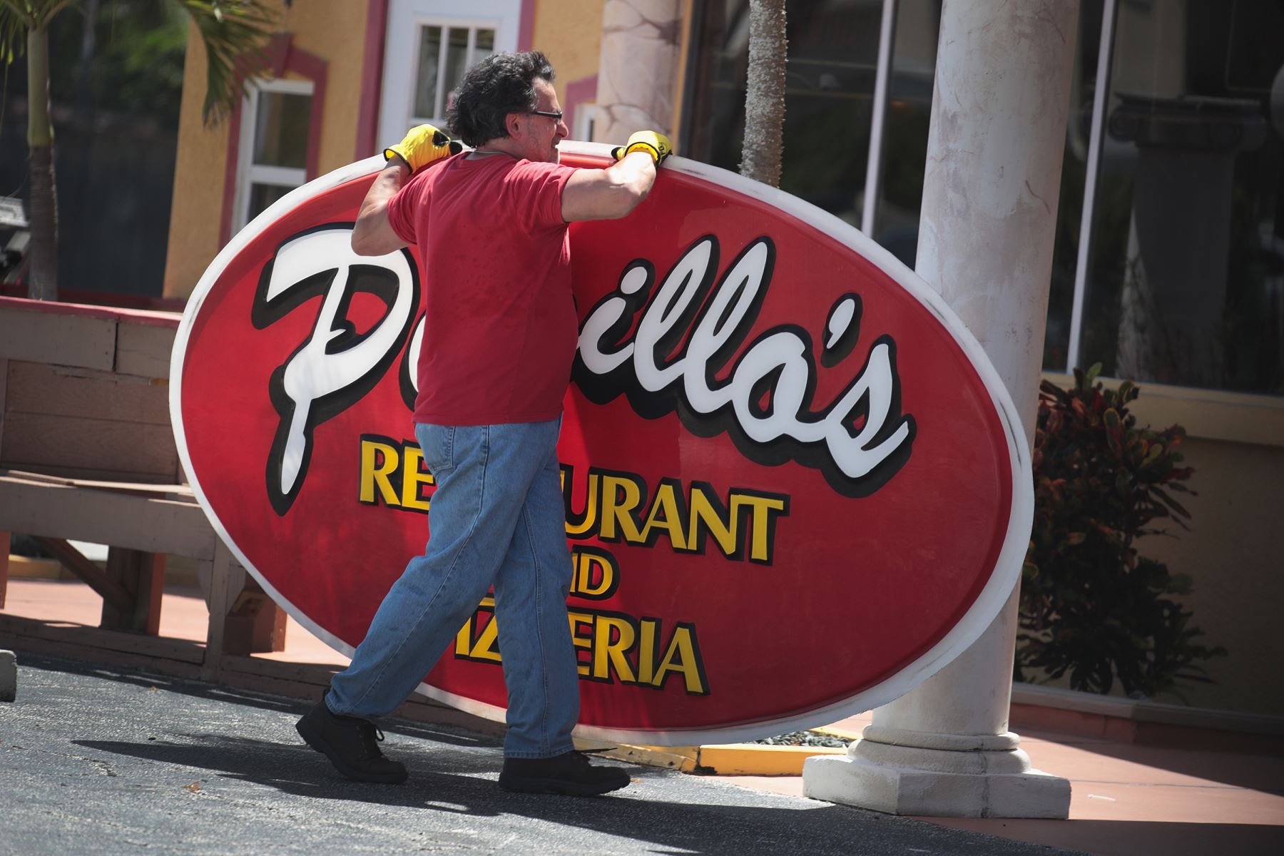 Propietarios de tiendas se preparan por si el huracán Dorian golpea el área de la Riviera Beach, Florida.Foto: AFP
