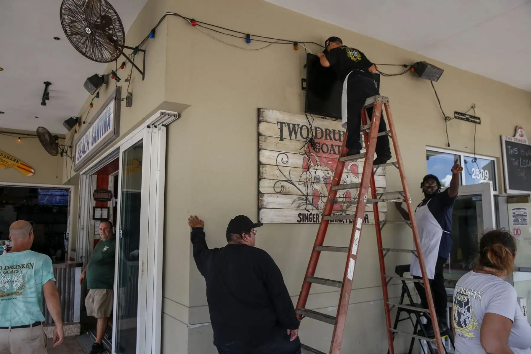 Propietarios de tiendas se preparan por si el huracán Dorian golpea el área de la Riviera Beach, Florida.Foto: AFP