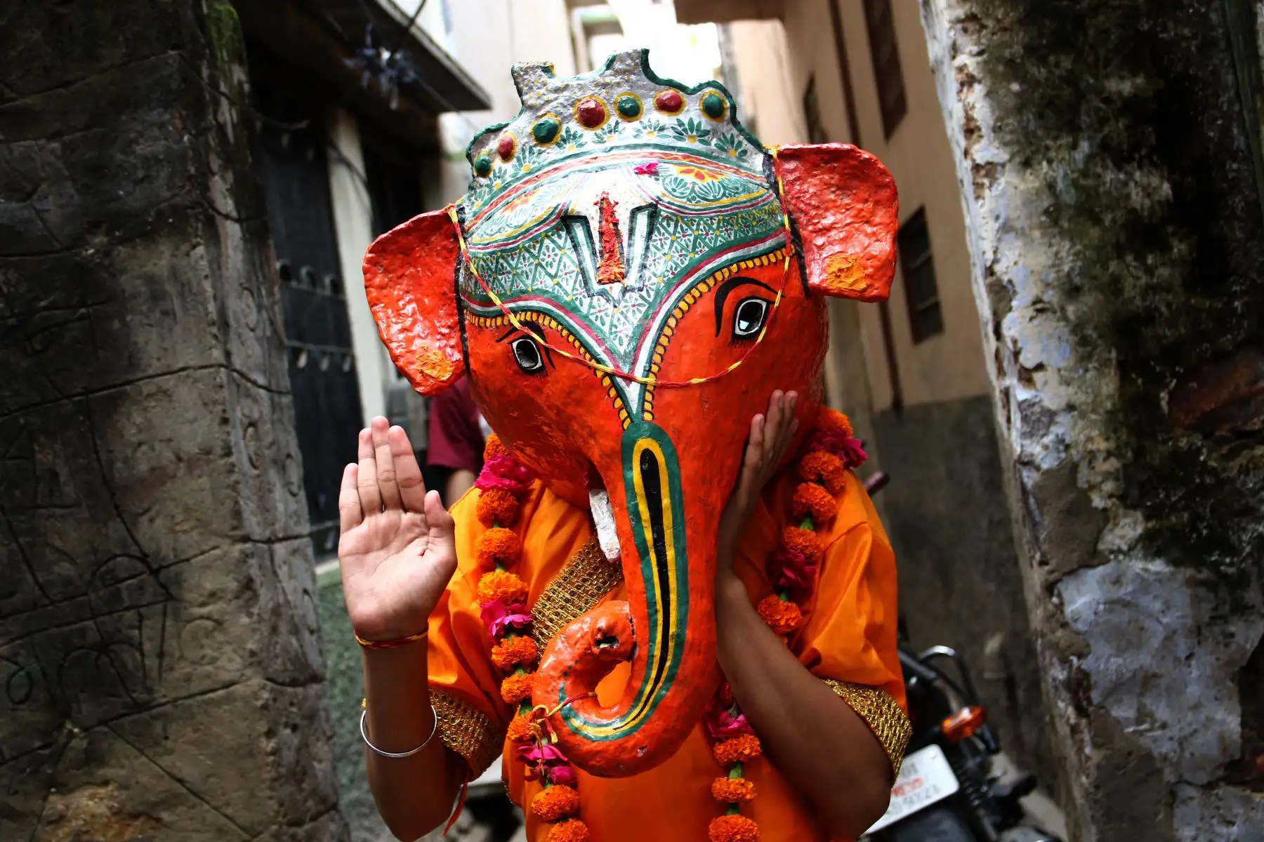 Un niño vestido como la deidad hindú con cabeza de elefante Ganesha hace gestos durante la celebración del festival Ganesh Chaturthi en India. Foto: AFP