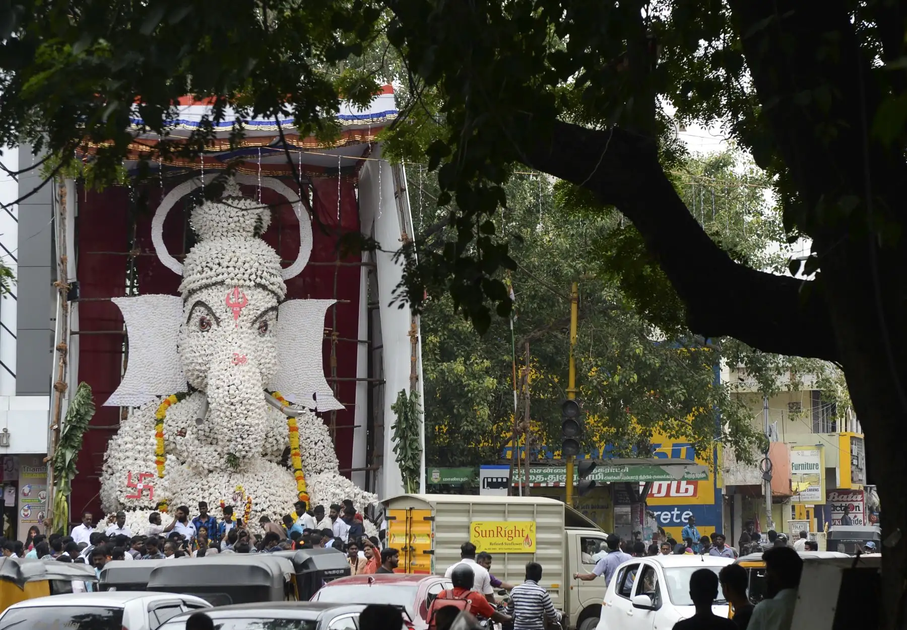 Residentes se reúnen para adorar a un ídolo de la deidad hindú con cabeza de elefante . Foto: AFP