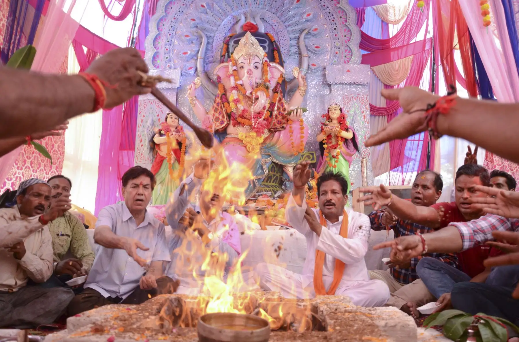 Devotos hindúes realizan oraciones frente a una estatua del dios Ganesha en India. Foto: AFP