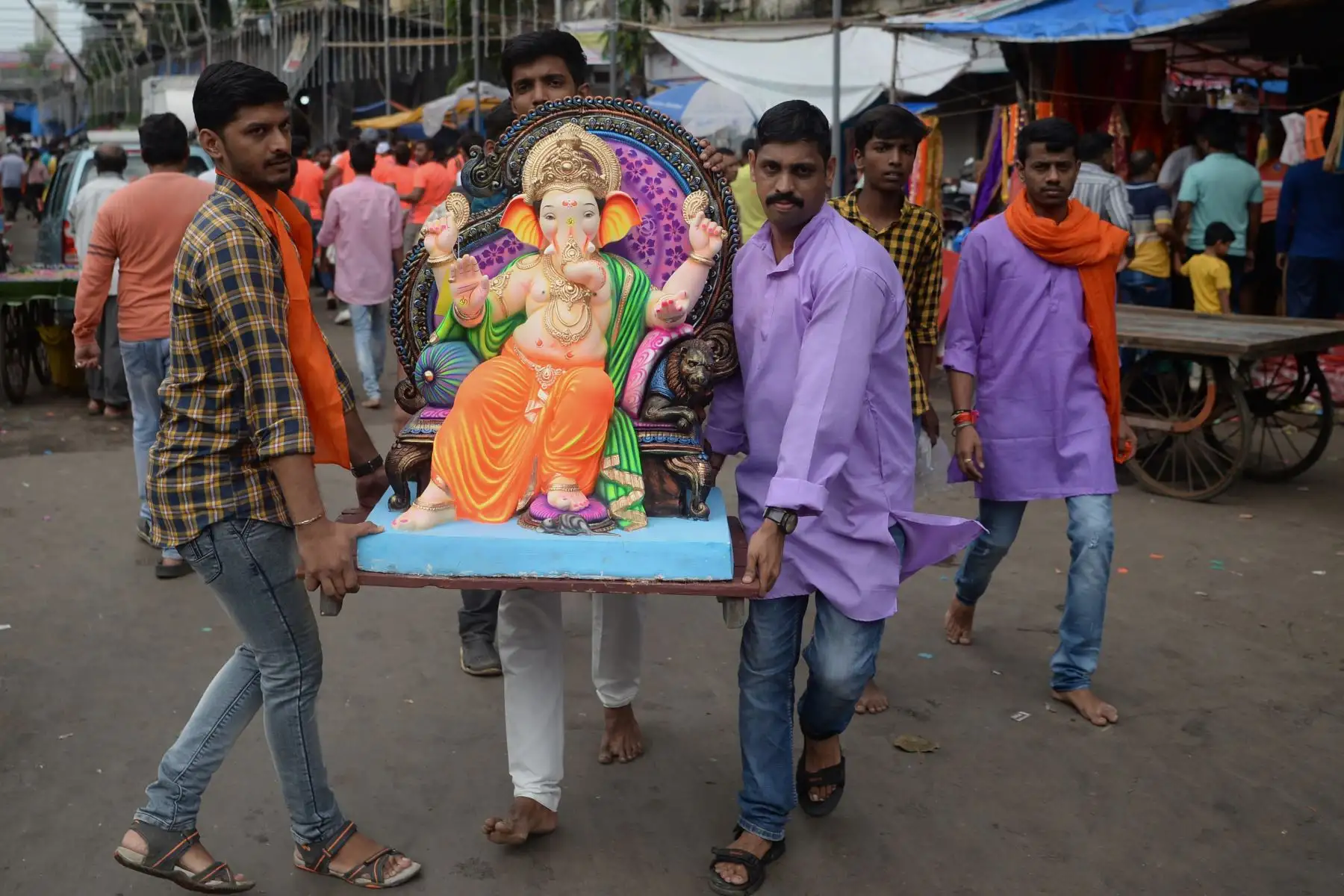 Devotos transportan un ídolo de la deidad hindú con cabeza de elefante Ganesha en Mumbai, India: Foto: AFP