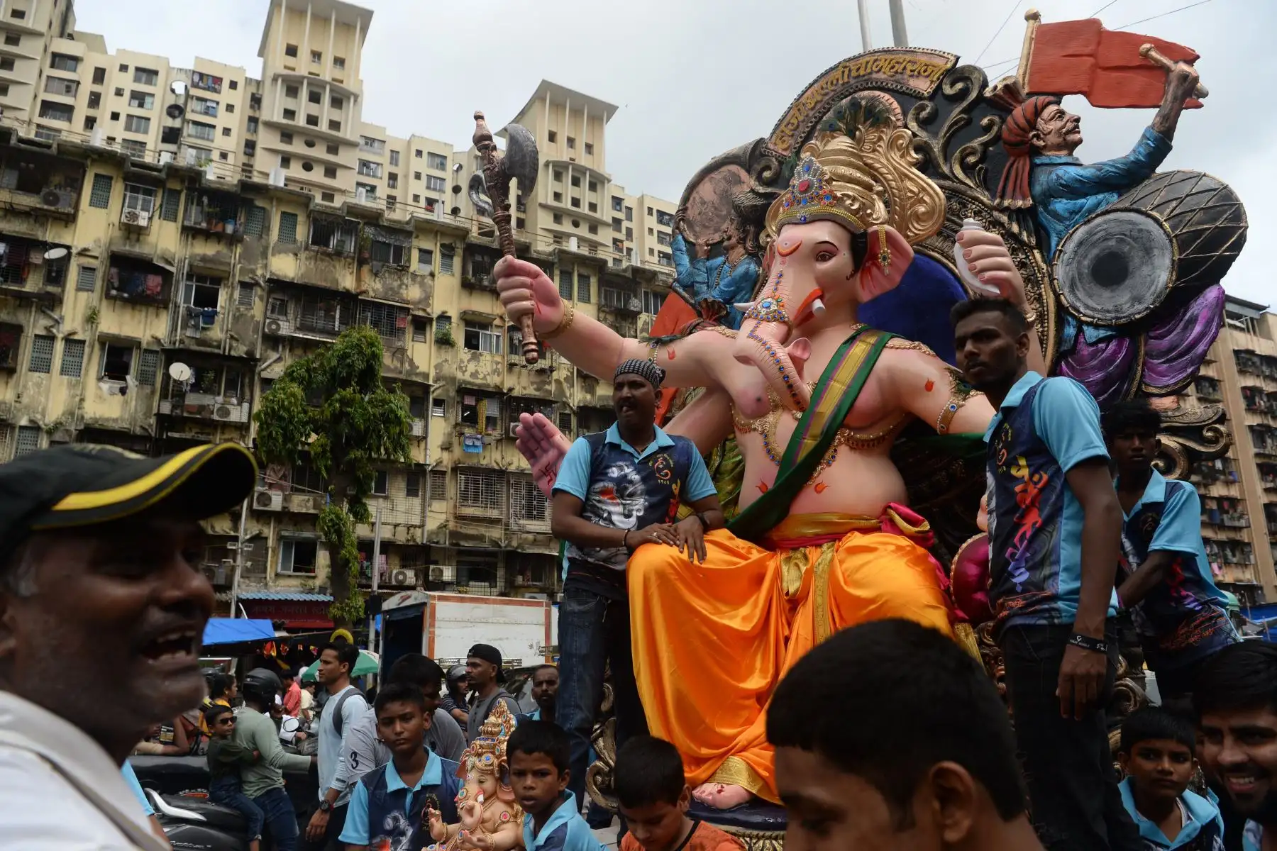 Devotos transportan un ídolo de la deidad hindú con cabeza de elefante Ganesha en Mumbai, India: Foto: AFP