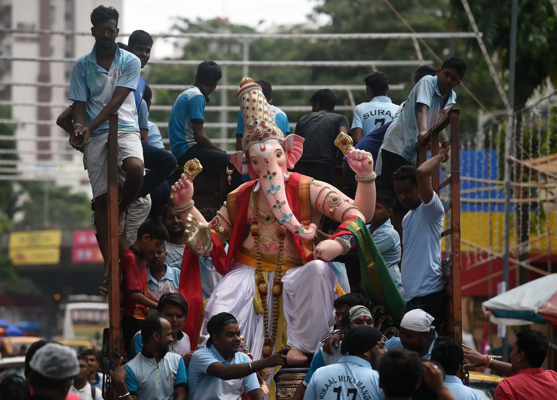 Devotos transportan un ídolo de la deidad hindú con cabeza de elefante Ganesha en Mumbai, India: Foto: AFP