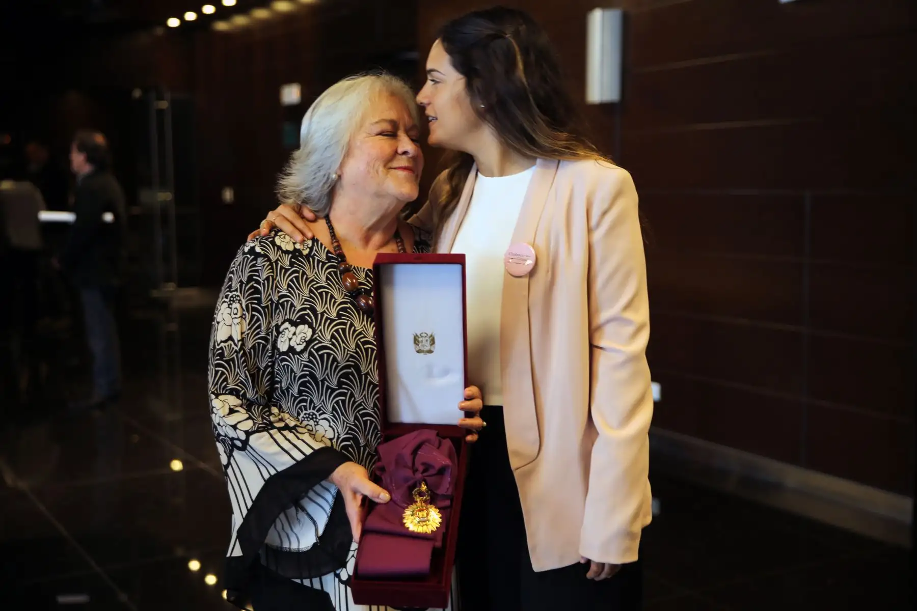 Entrega de la Orden del Sol de manera póstuma a la cantante y compositora Chabuca Granda, en representación su hija Teresa Fuller Granda. Foto: ANDINA/Norman Córdova