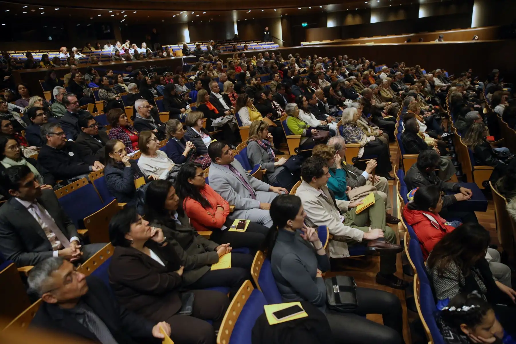 Asistentes al Teatro nacional donde se entregó la Orden del Sol de manera póstuma a la cantante y compositora Chabuca Granda. Foto: ANDINA/Norman Córdova