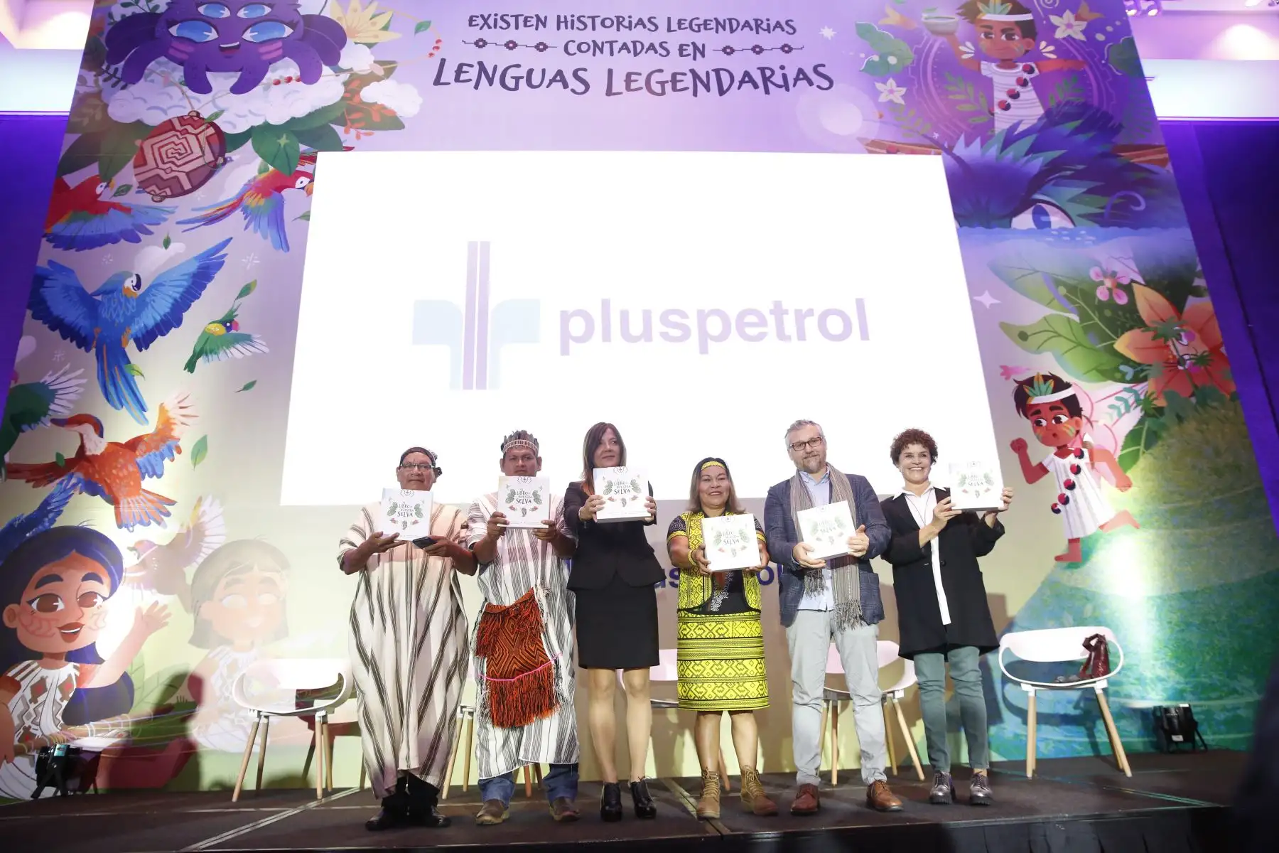 Junto a intérpretes yine y matsigenka, la escritora peruana Teresina Muñoz Nájar presentó colección de cuentos bilingües "El Libro de Nuestra Selva" con apoyo de Pluspetrol. Foto: ANDINA/Renato Pajuelo