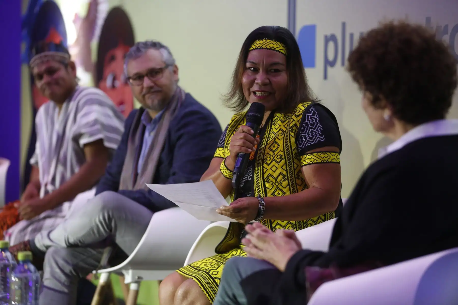 Junto a intérpretes yine y matsigenka, la escritora peruana Teresina Muñoz Nájar presentó colección de cuentos bilingües "El Libro de Nuestra Selva" con apoyo de Pluspetrol. Foto: ANDINA/Renato Pajuelo