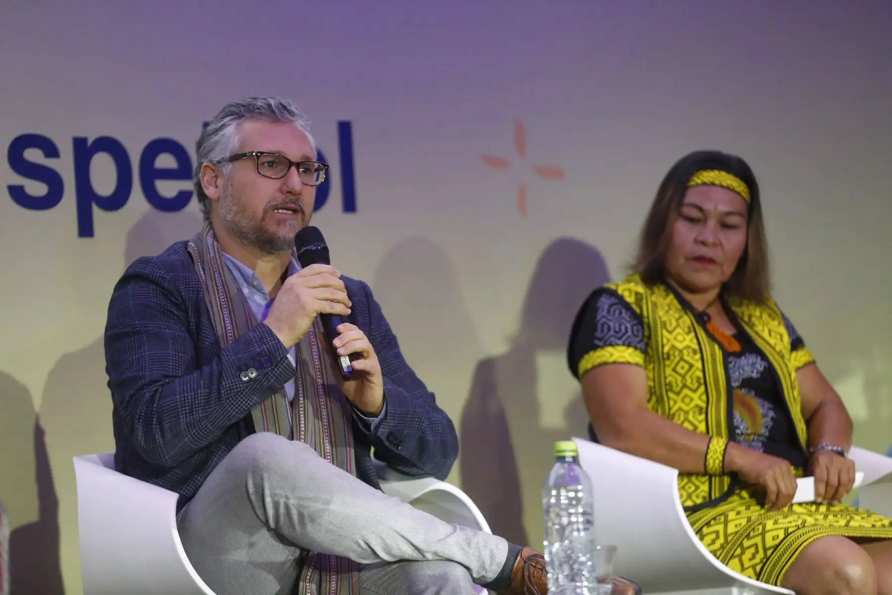 Junto a intérpretes yine y matsigenka, la escritora peruana Teresina Nájar presentó colección de cuentos bilingües "El Libro de Nuestra Selva" con apoyo de Pluspetrol. Foto: ANDINA/Renato Pajuelo